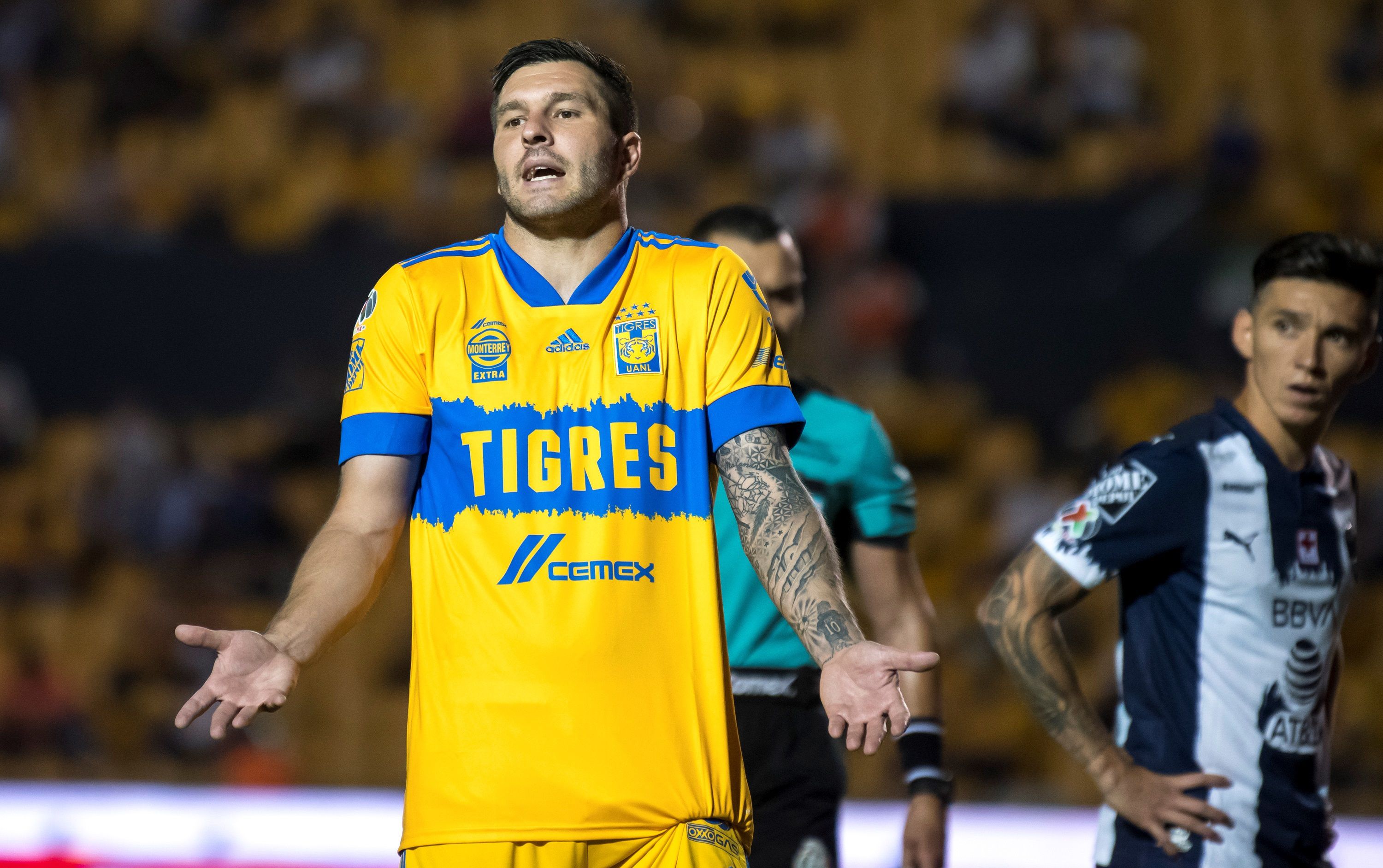 Andre Gignac de Tigres se lamenta ante Rayados de Monterrey, durante un partido en el estadio Universitario de la ciudad de Monterrey (Mexico). EFE/Miguel Sierra/Archivo 