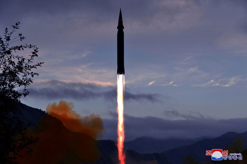 El mísil recientemente desarrollado Hwasong-8 ies probado desde la Academy of Defence Science of the DPRK en Toyang-ri, Condado de Ryongrim , Corea del Norte. Foto no fechada provista el 29 de septiembre de 2021 por la agencia norcoreana KCNA via REUTERS
