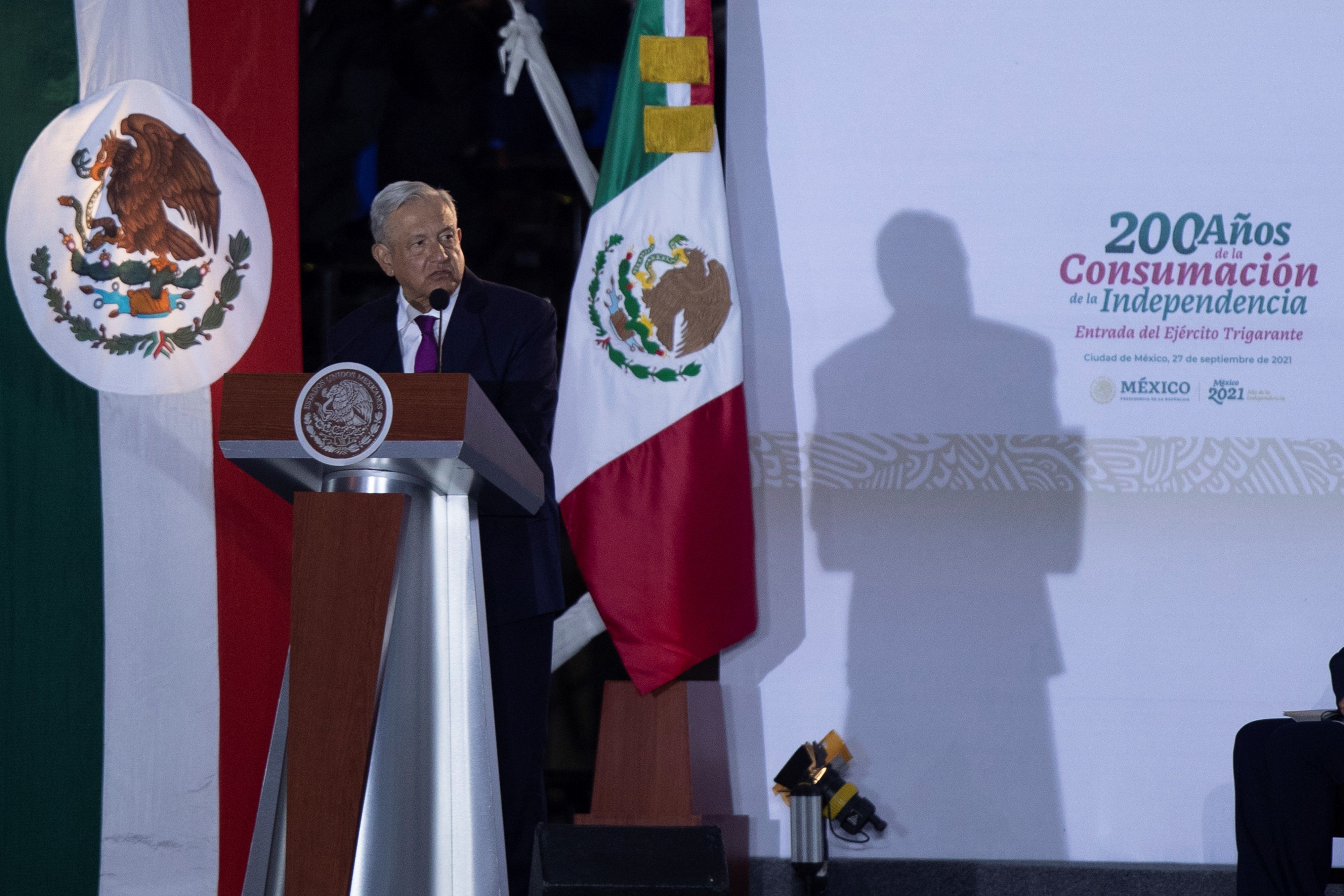 El presidente de México Andrés Manuel López Obrador (c) en la ceremonia del 200 aniversario de la consumación de independencia de México, EFE/Carlos Ramírez 