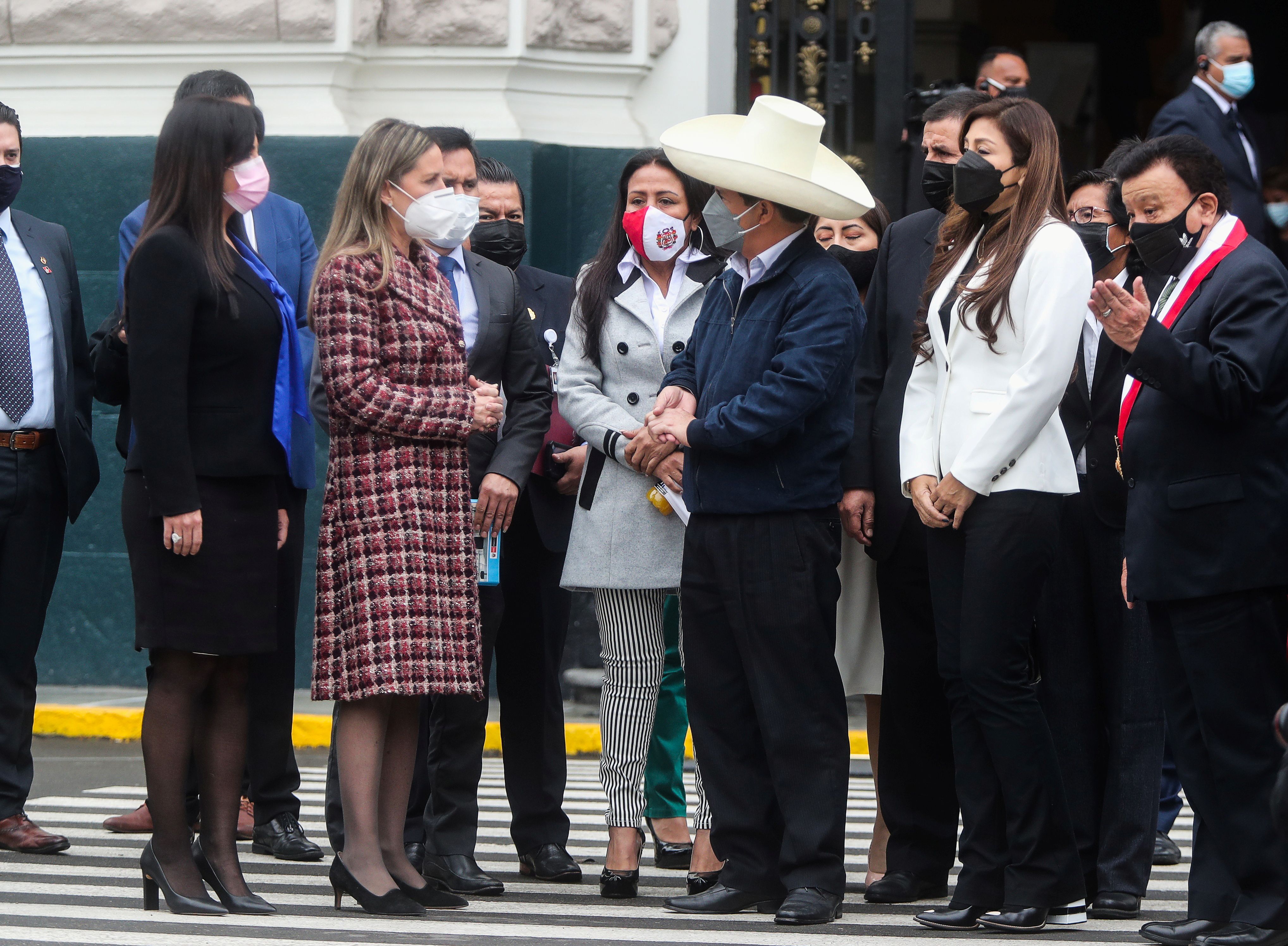 La presidenta del Congreso de Perú, María del Carmen Alva y el mandatario nacional, Pedro Castillo 