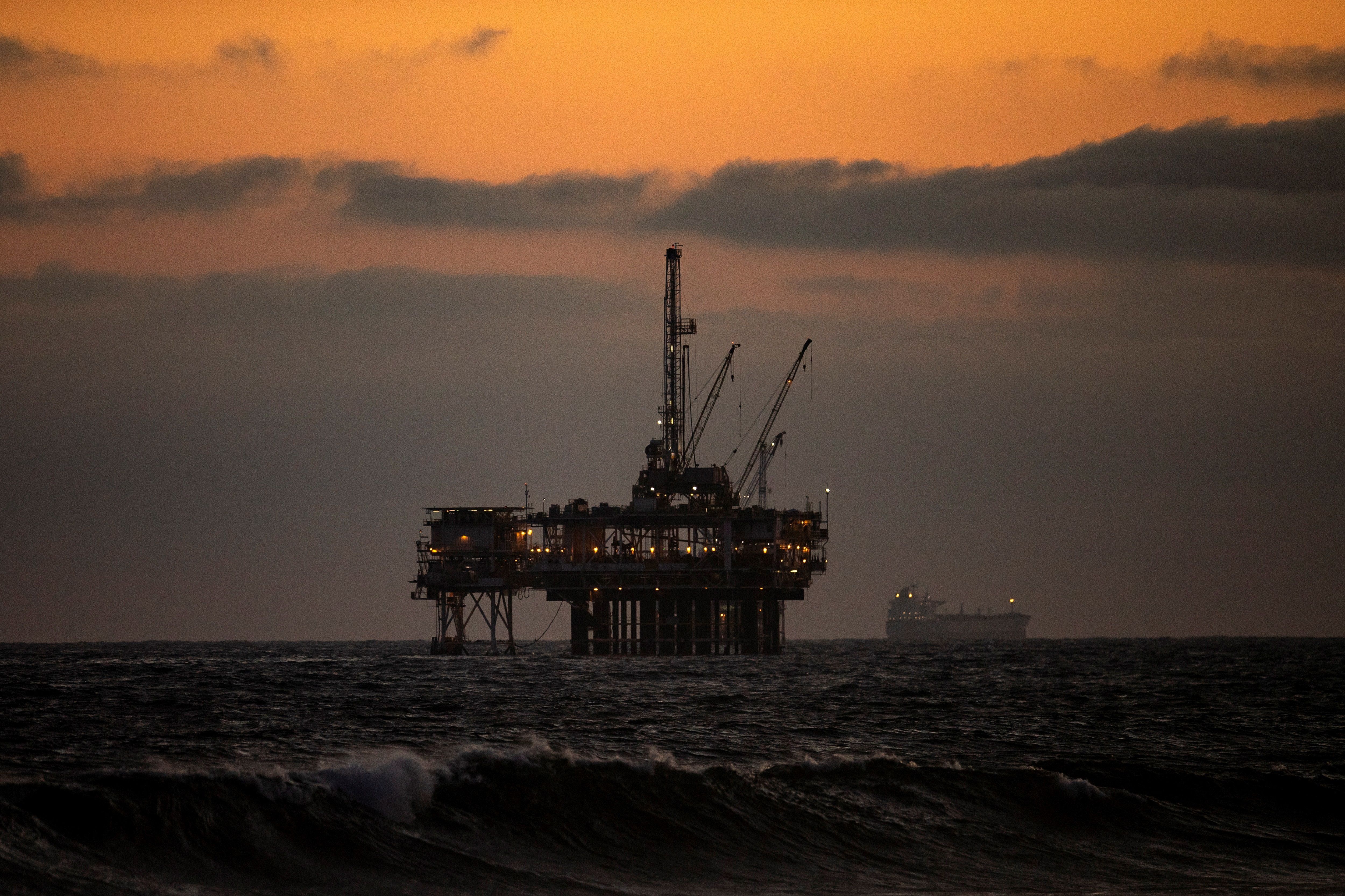 Fotografía de archivo de una plataforma de petróleo en Huntington Beach, California (EE.UU.). EFE/EPA/ETIENNE LAURENT 