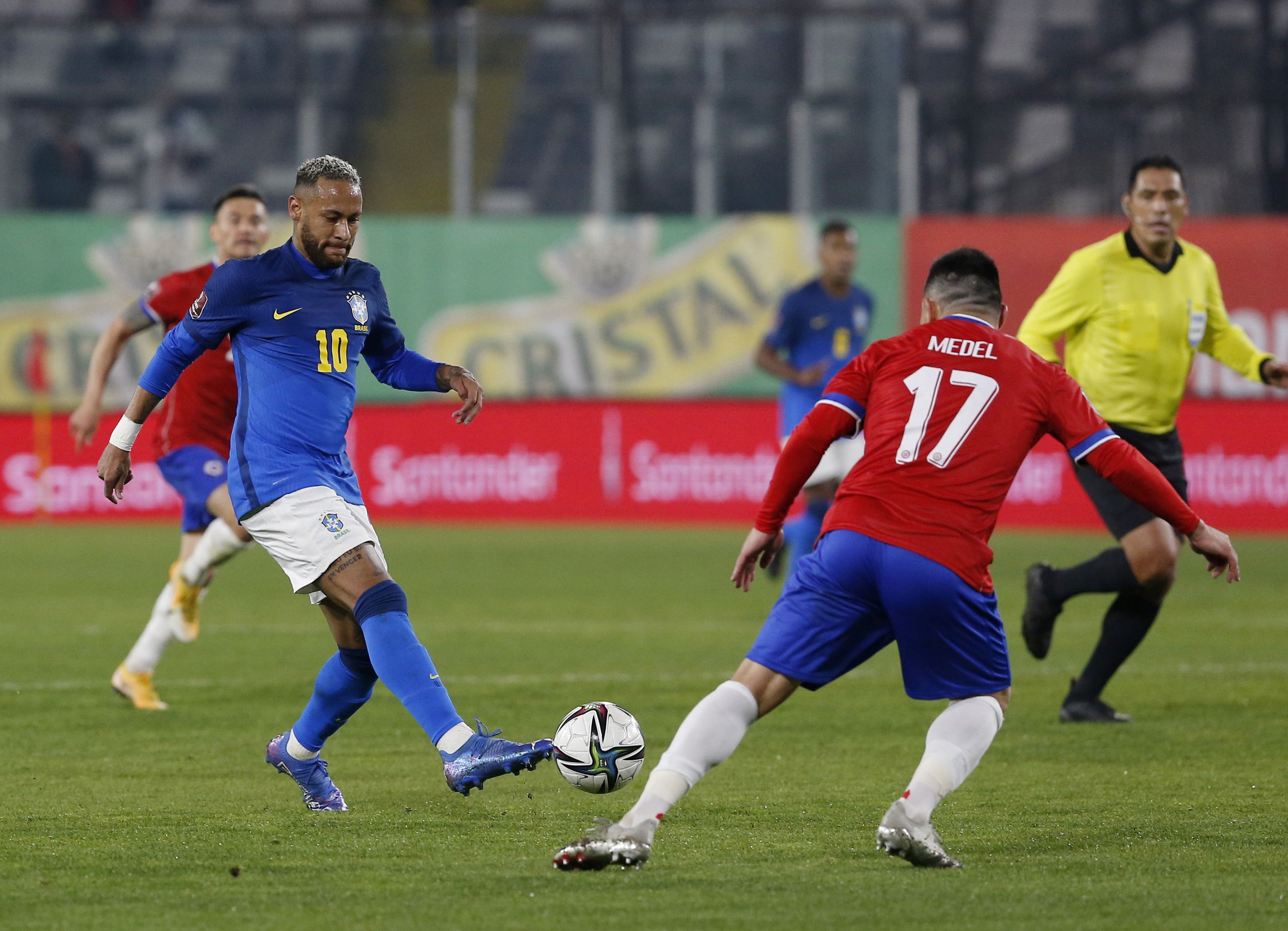 Neymar toca ante la marca de Gary Medel (REUTERS/Claudio Reyes)