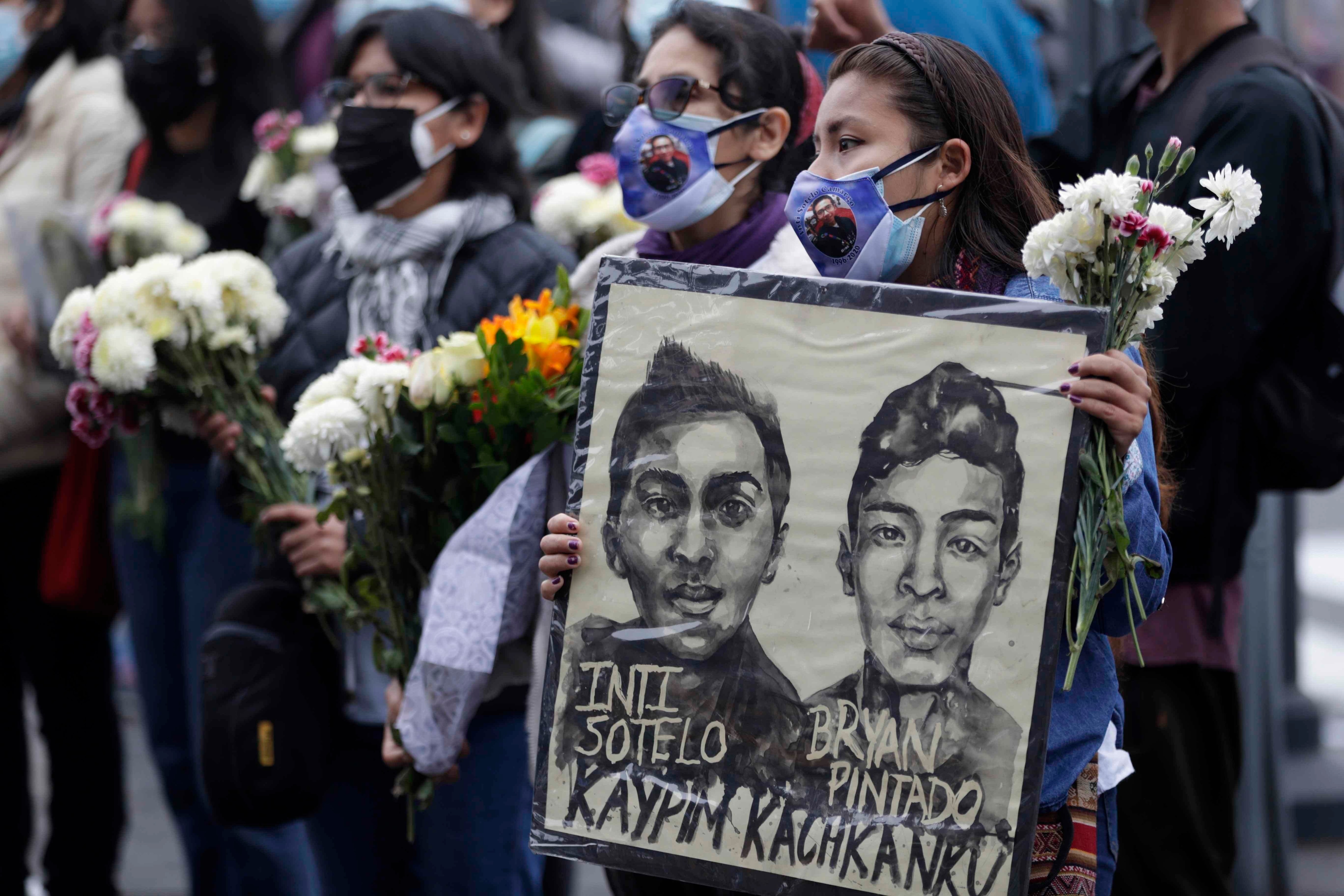 Organizaciones sociales y familiares se movilizaron este martes 14 en Lima recordando a los jóvenes Inti Sotelo y Bryan Pintado, fallecidos hace diez meses en las protestas ante la crisis política del año pasado en Perú. EFE/ Paolo Aguilar 