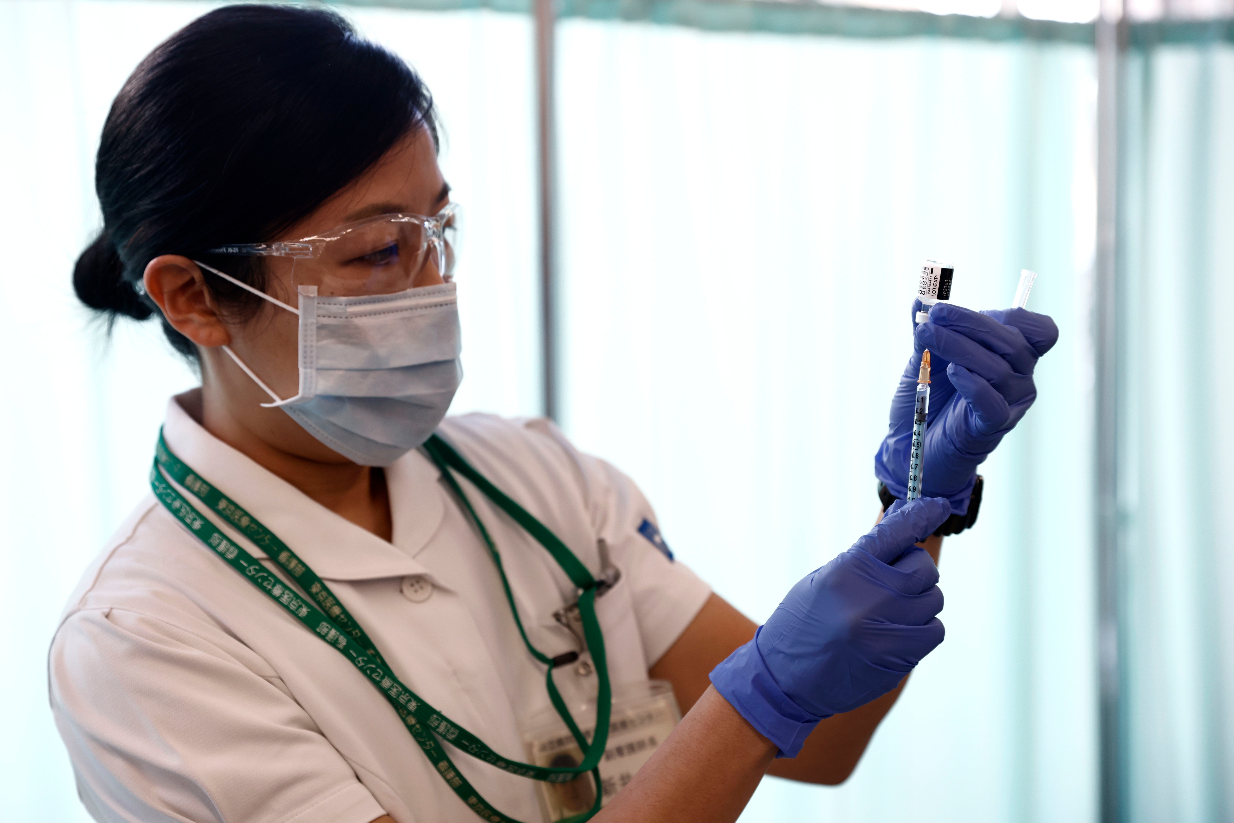 Una sanitaria prepara una dosis de una vacuna anti covid 19 en Tokio, en una imagen de archivo. EFE/EPA/BEHROUZ MEHRI / POOL 