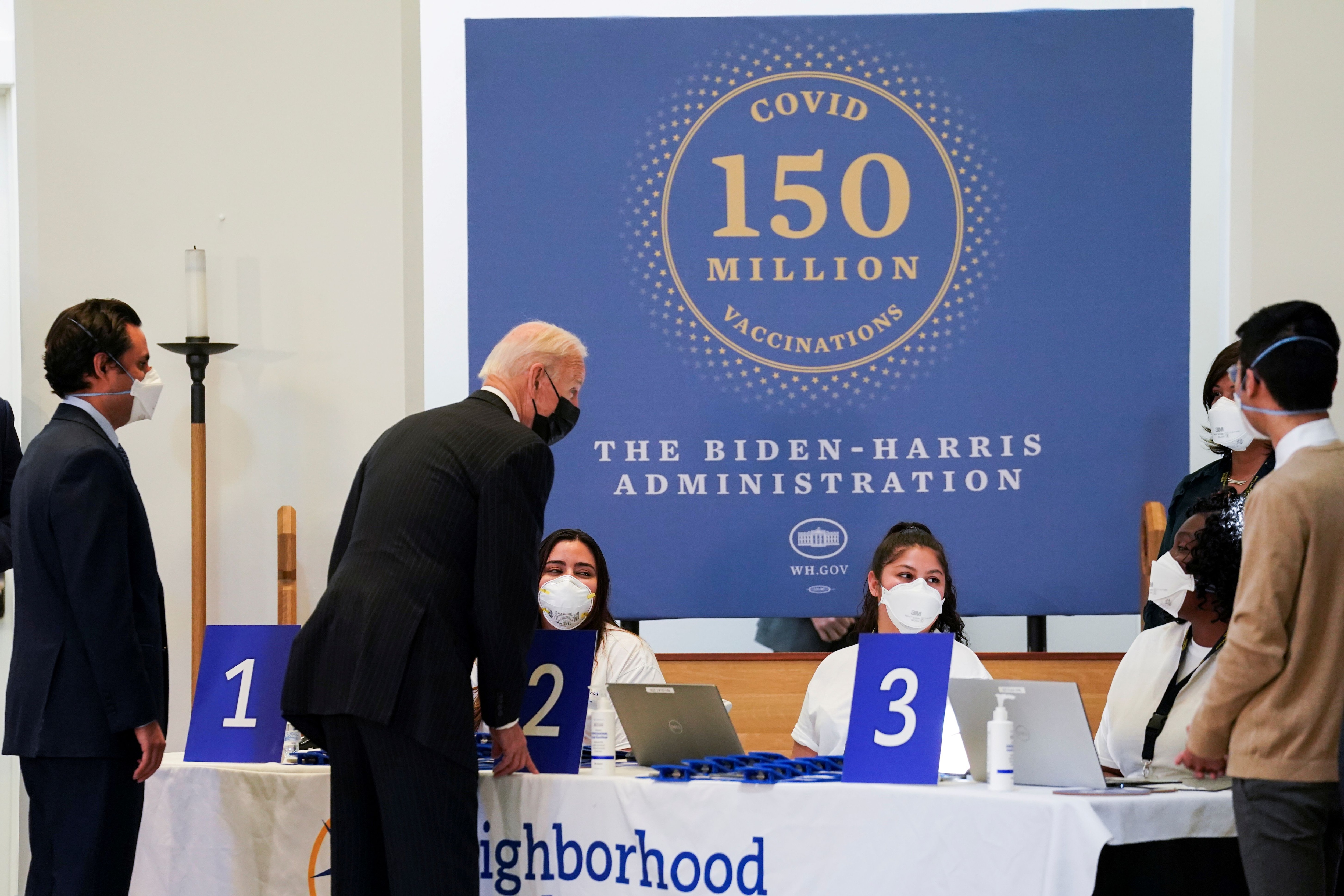 Joe Biden visita un centro de vacunación en Virginia (REUTERS/Kevin Lamarque)