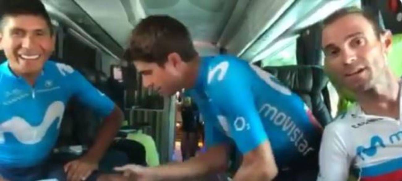 ‘Reconciliación’ entre Nairo Quintana, Mikel Landa y Alejandro Valverde en el Tour de Francia 2019. Captura de pantalla