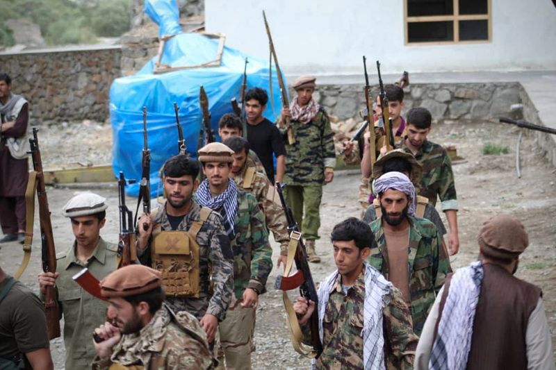 Hombres preparándose para la defensa del territorio ante el avance talibán en Panjshir, Afganistan 
