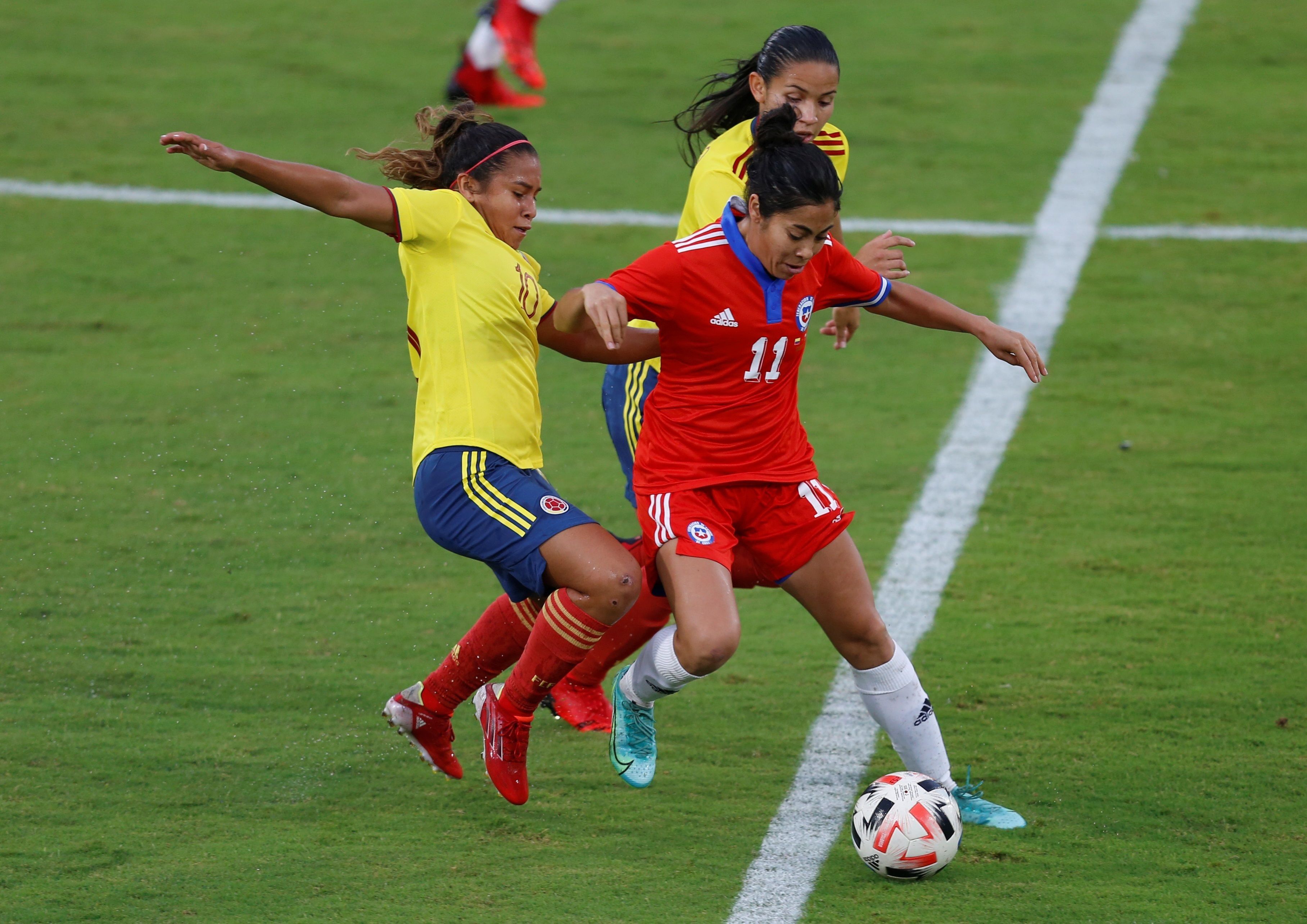 Leicy Santos (i) de Colombia disputa el balón con Yessenia López de Chile durante un partido amistoso entre ambas selecciones nacionales femeninas, hoy, en Cali (Colombia). EFE/ Ernesto Guzmán Jr. 