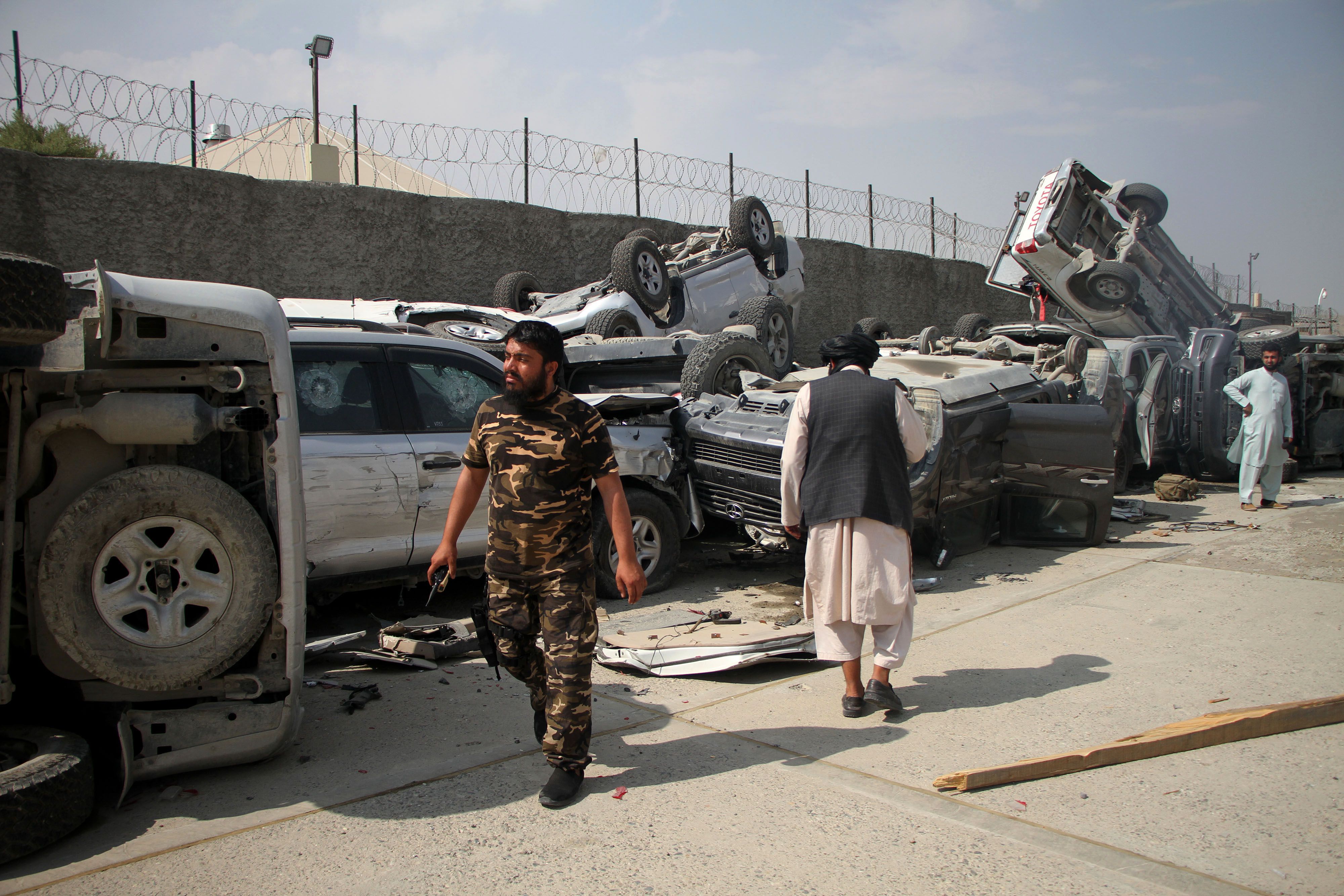 20-09-2021 (210921) -- KABUL, Sept. 21, 2021 (Xinhua) -- Taliban members walk past damaged vehicles at the Kabul airport in Kabul, capital of Afghanistan, Sept. 20, 2021. The Kabul airport were damaged with its many facilities destroyed during the withdrawal of the last U.S.-led forces and U.S.-led evacuation flights in late August, according to airport director Abdul Hadi Hamadani on Monday. POLITICA Europa Press/Contacto/Saifurahman Safi 