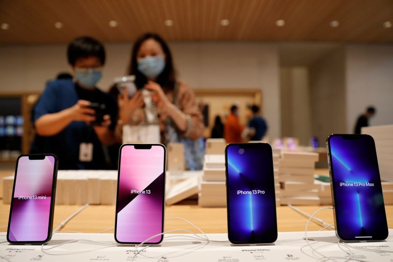 Imagen de archivo de móviles iPhone 13 en una Apple Store de Pekín, China. 24 septiembre 2021. REUTERS/Carlos García Rawlins