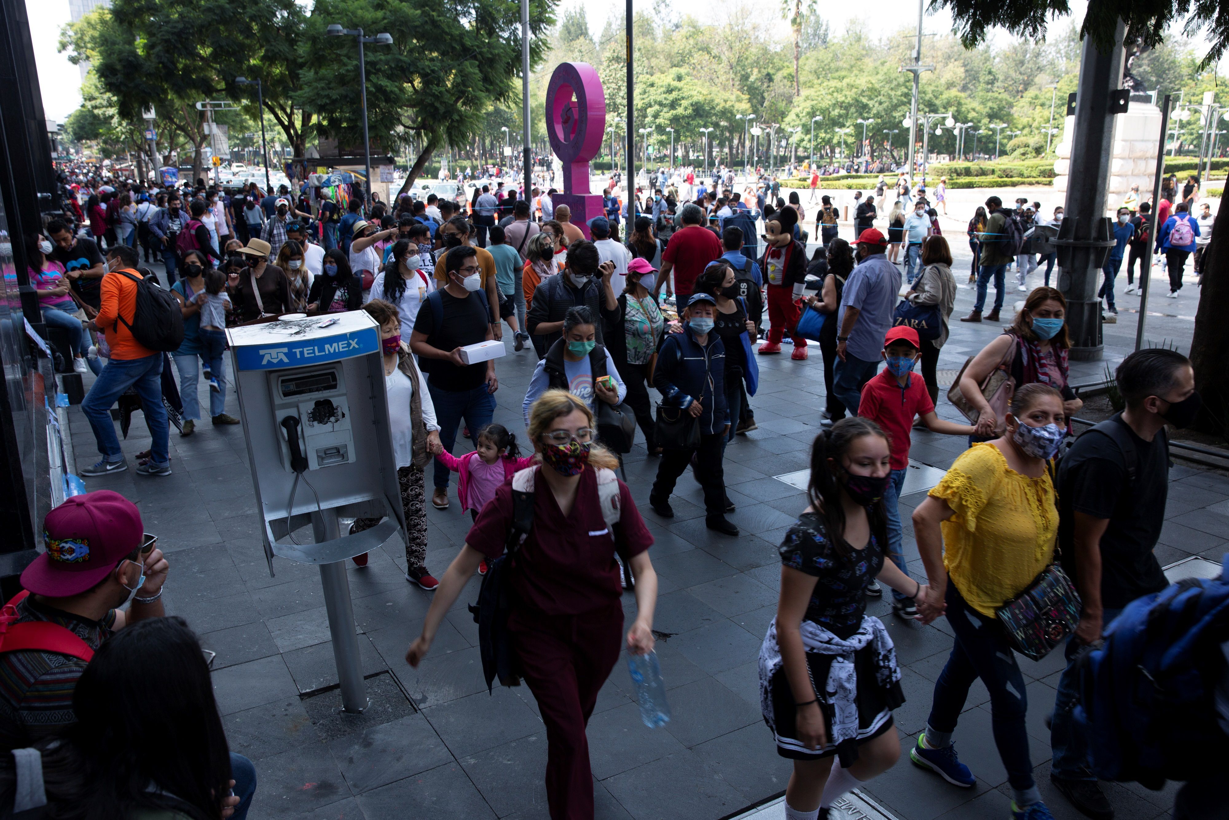 Personas caminan con cubrebocas este lunes en una de las principales calles en el centro de la Ciudad de México (México). EFE/Carlos Ramírez 