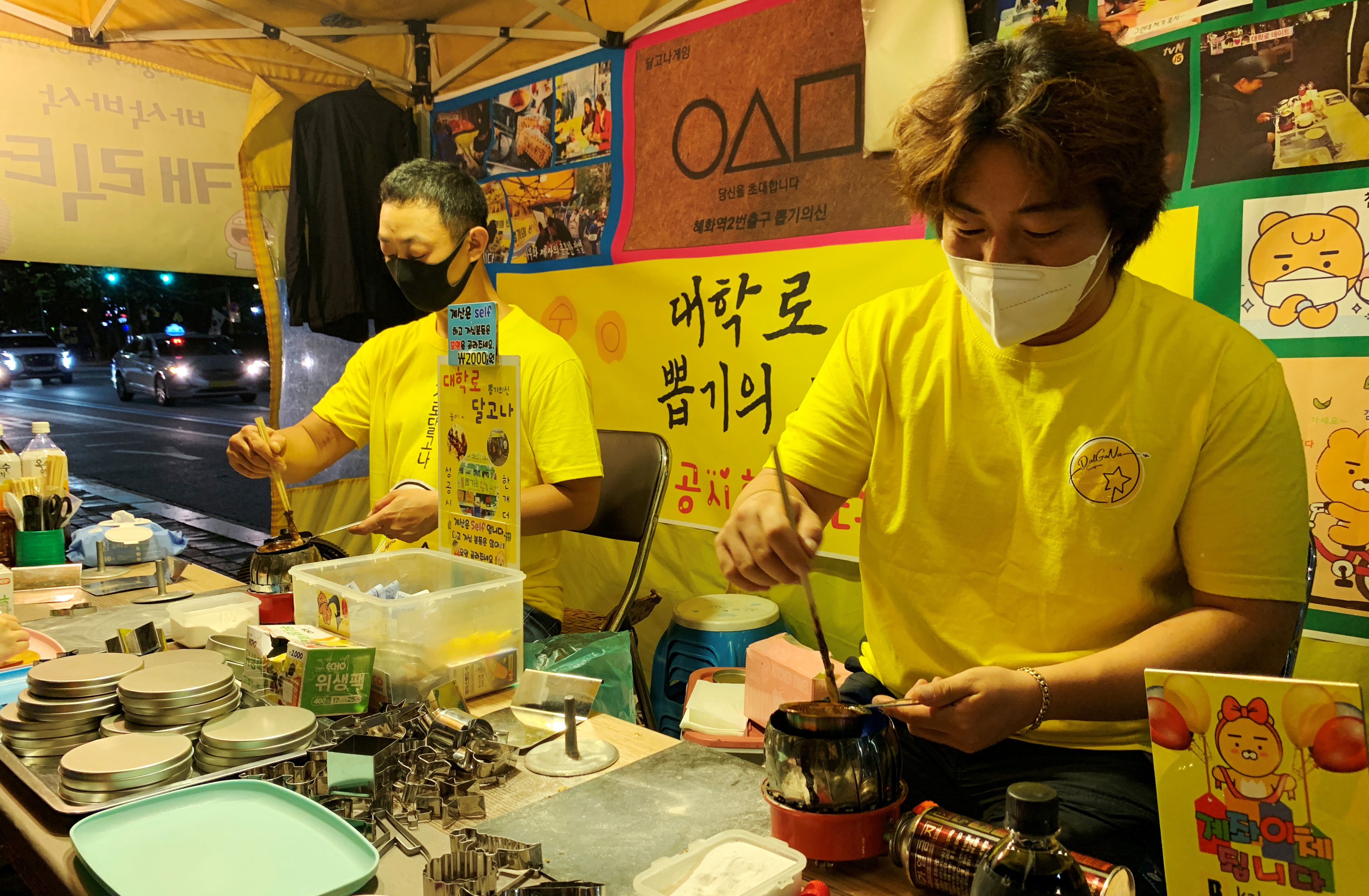 An Yong-hui cocina dalgona en su local de Seúl (Foto: REUTERS/Minwoo Park)