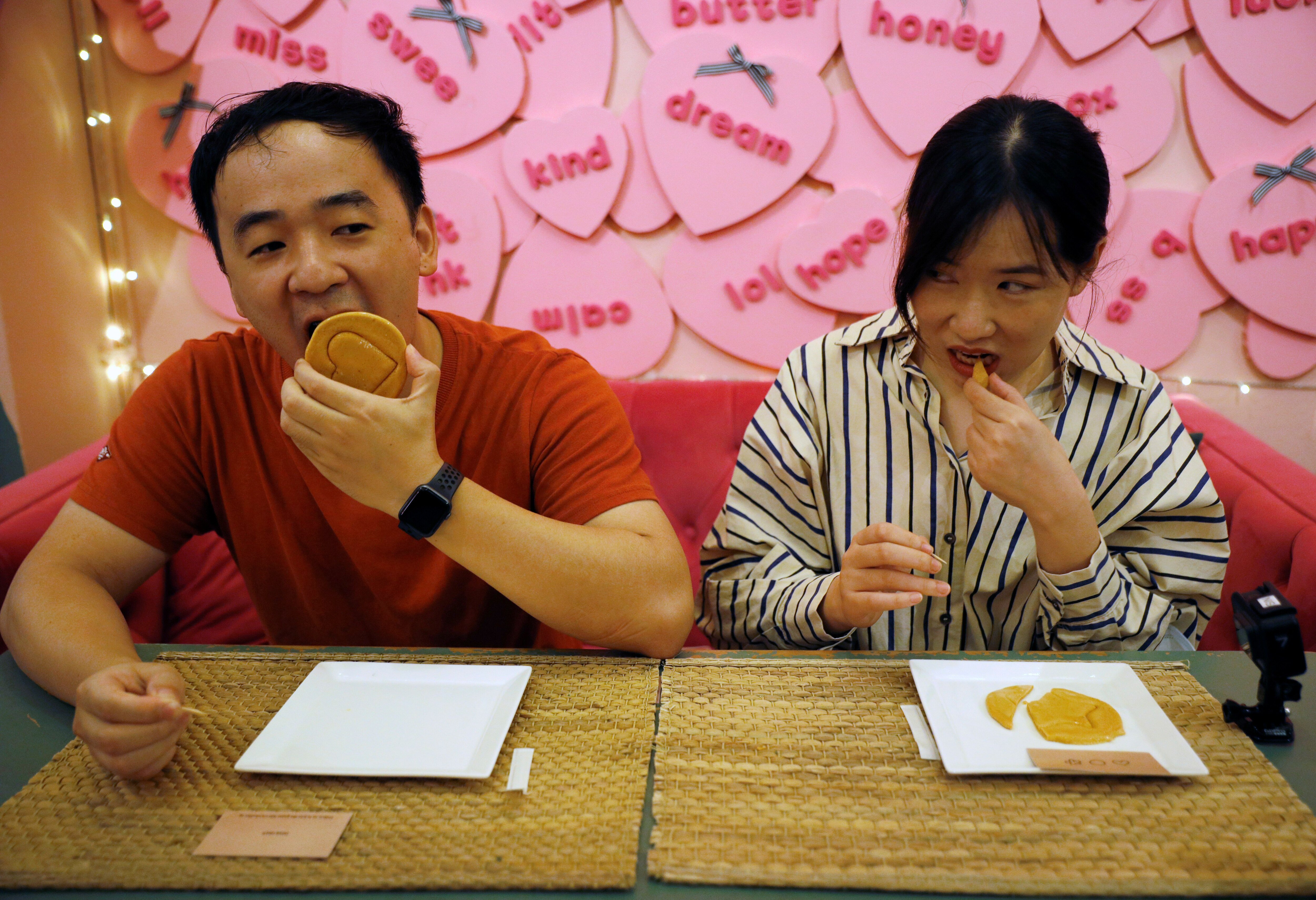 Wang Chen, 32, y Zhang Qi, 27, en el Brown Butter Cafe de Singapur (REUTERS/Edgar Su)