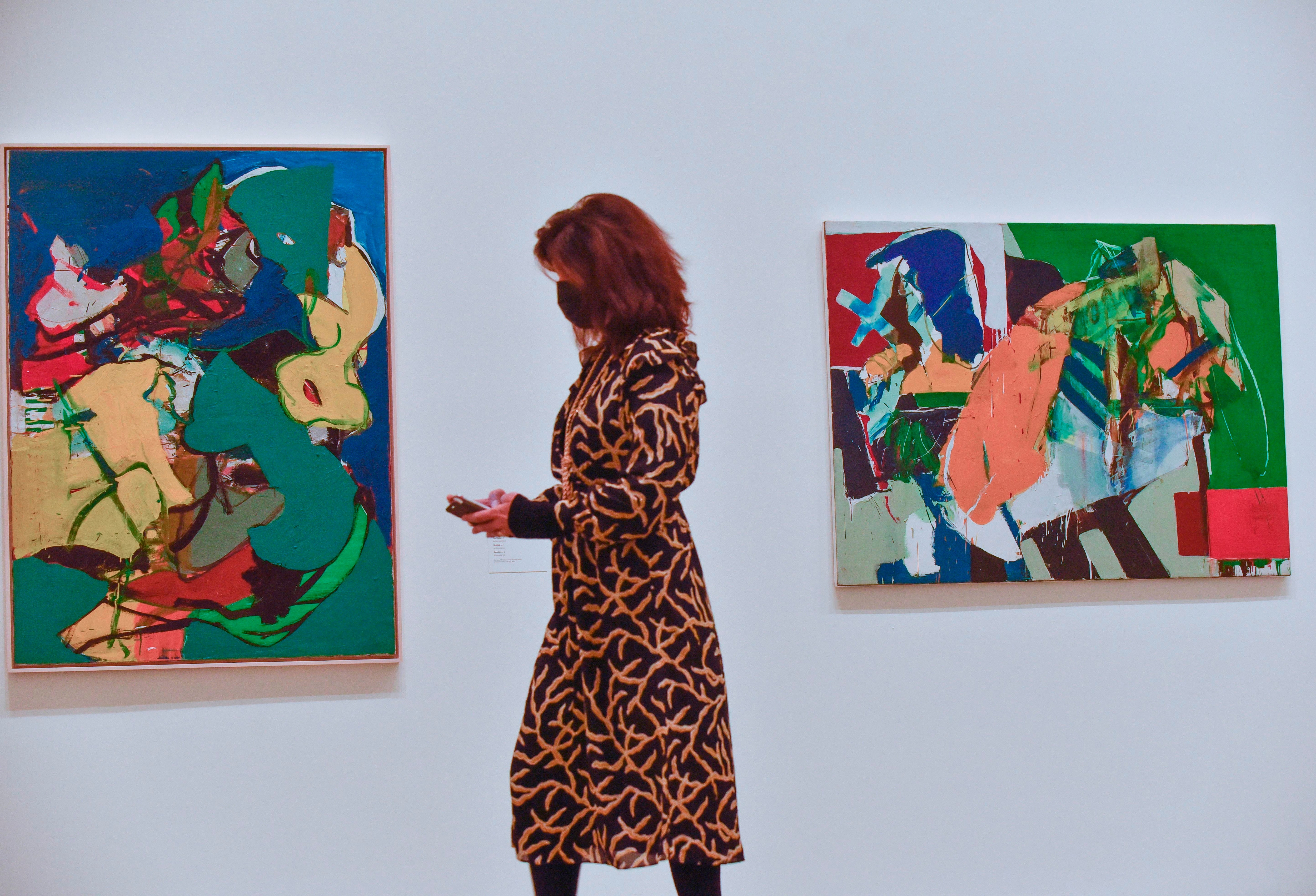 El Museo Guggenheim Bilbao ha presentado este jueves la exposición "Mujeres de la abstracción", que aporta una nueva visión de la abstracción desde sus orígenes hasta la década de 1980 a través de las obras de más de cien mujeres artistas que abarcan las artes plásticas, la danza, la fotografía, el cine y las artes decorativas. EFE/Miguel Toña 
