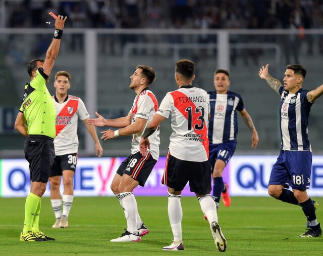 El planchazo de Felipe Peña Biafore a los 7 minutos que le valió la expulsión en Talleres-River Plate