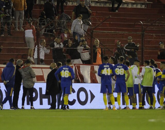 El repudiable comportamiento de los hinchas de Huracán que obligó a parar el partido ante Boca