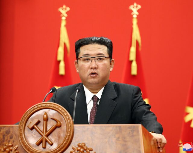 Kim Jong-un defiende el derecho de su país a desarrollar armamento
