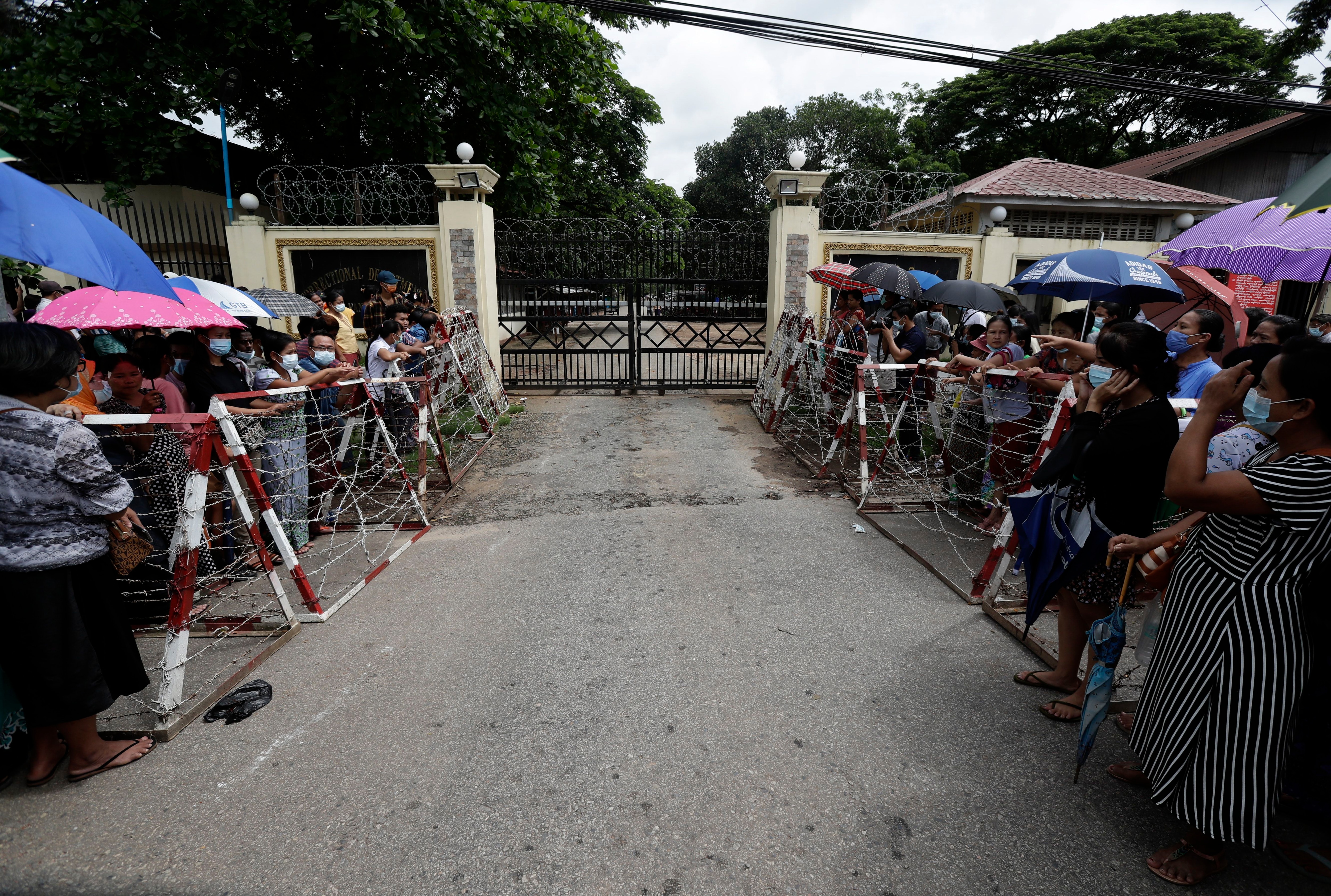 La gente esperaba a que sus familiares fueran liberados frente a la entrada principal del recinto penitenciario de Insein en Rangún, Birmania, el 30 de junio. EFE/EPA/STR 