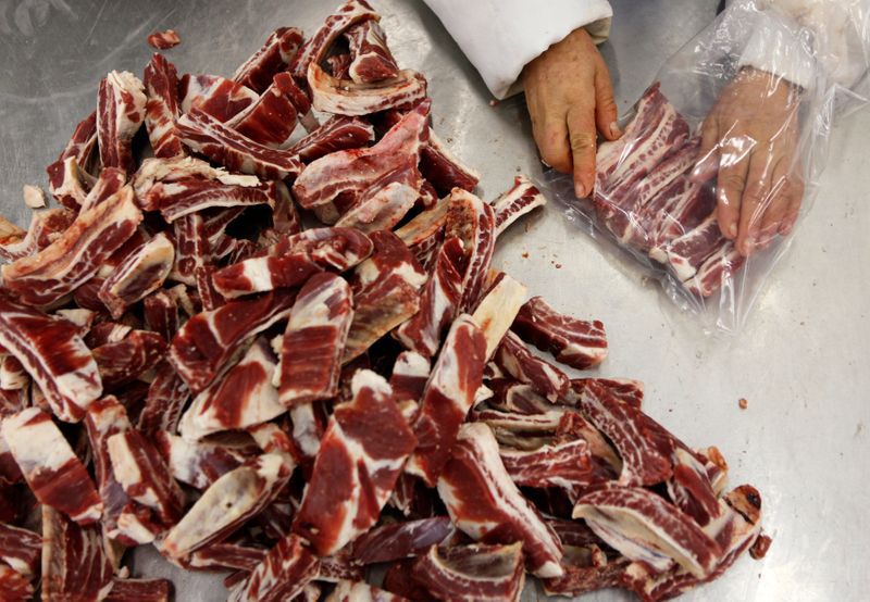 Foto de archivo. Producción de carne bovina en frigorífico de Brasil
(REUTERS/Paulo Whitaker)