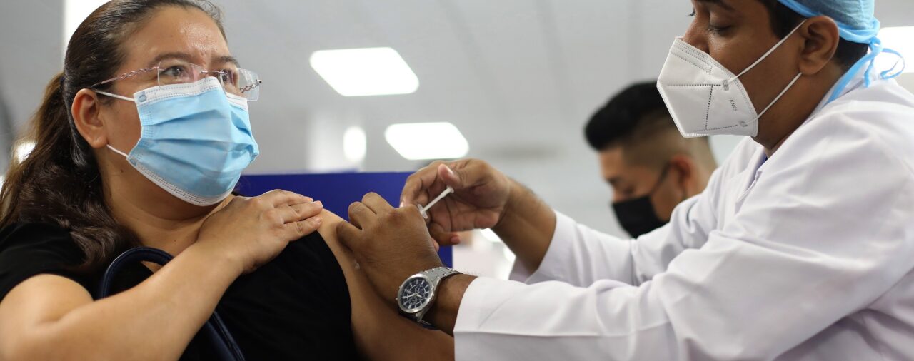 Más de 412.000 salvadoreños reciben la tercera dosis de la vacuna contra la covid