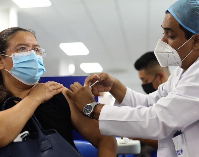 Más de 412.000 salvadoreños reciben la tercera dosis de la vacuna contra la covid