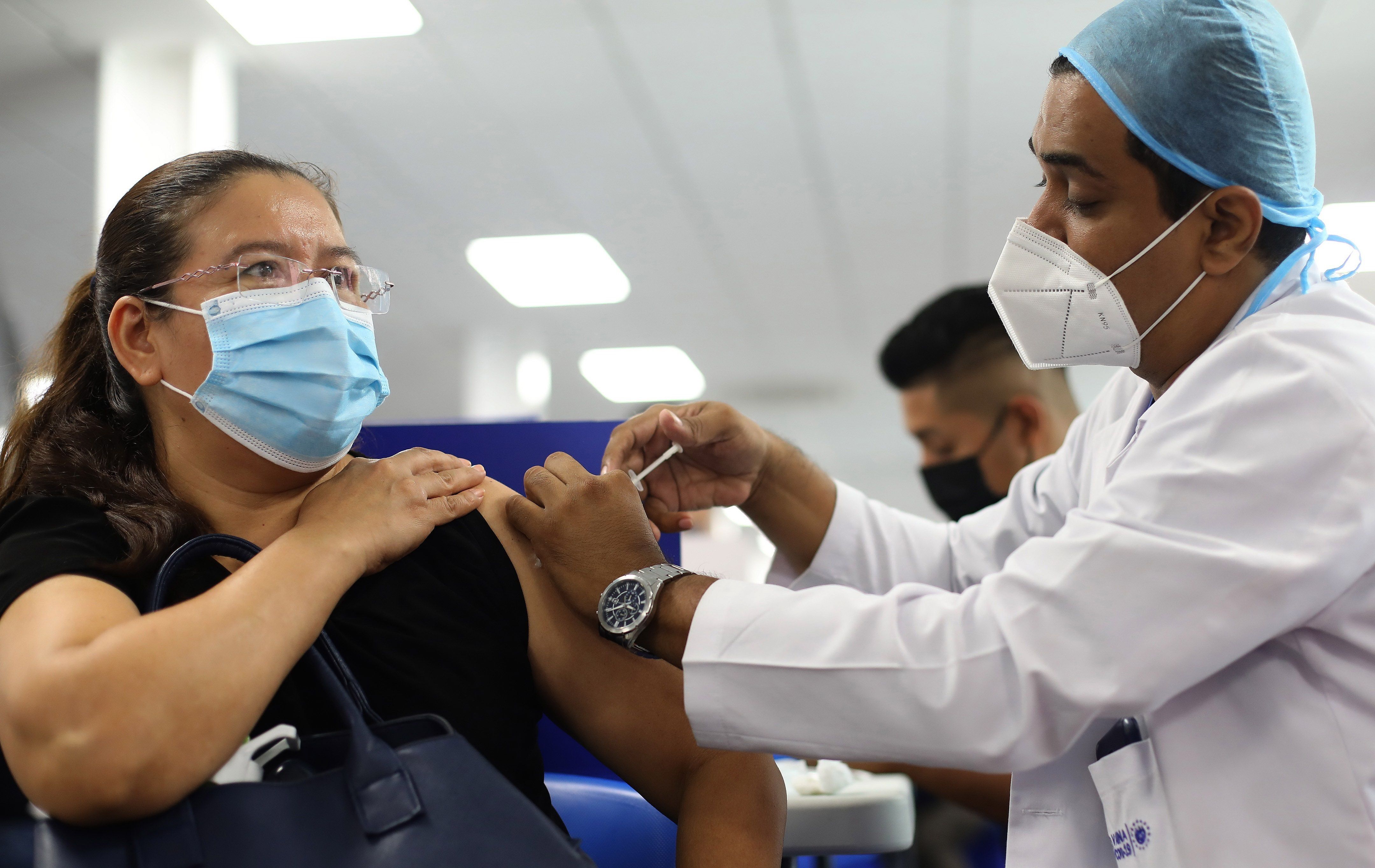 Una mujer recibe una dosis de la vacuna contra la covid-19, el 5 de agosto de 2021, en un hospital de San Salvador (El Salvador). EFE/Miguel Lemus 