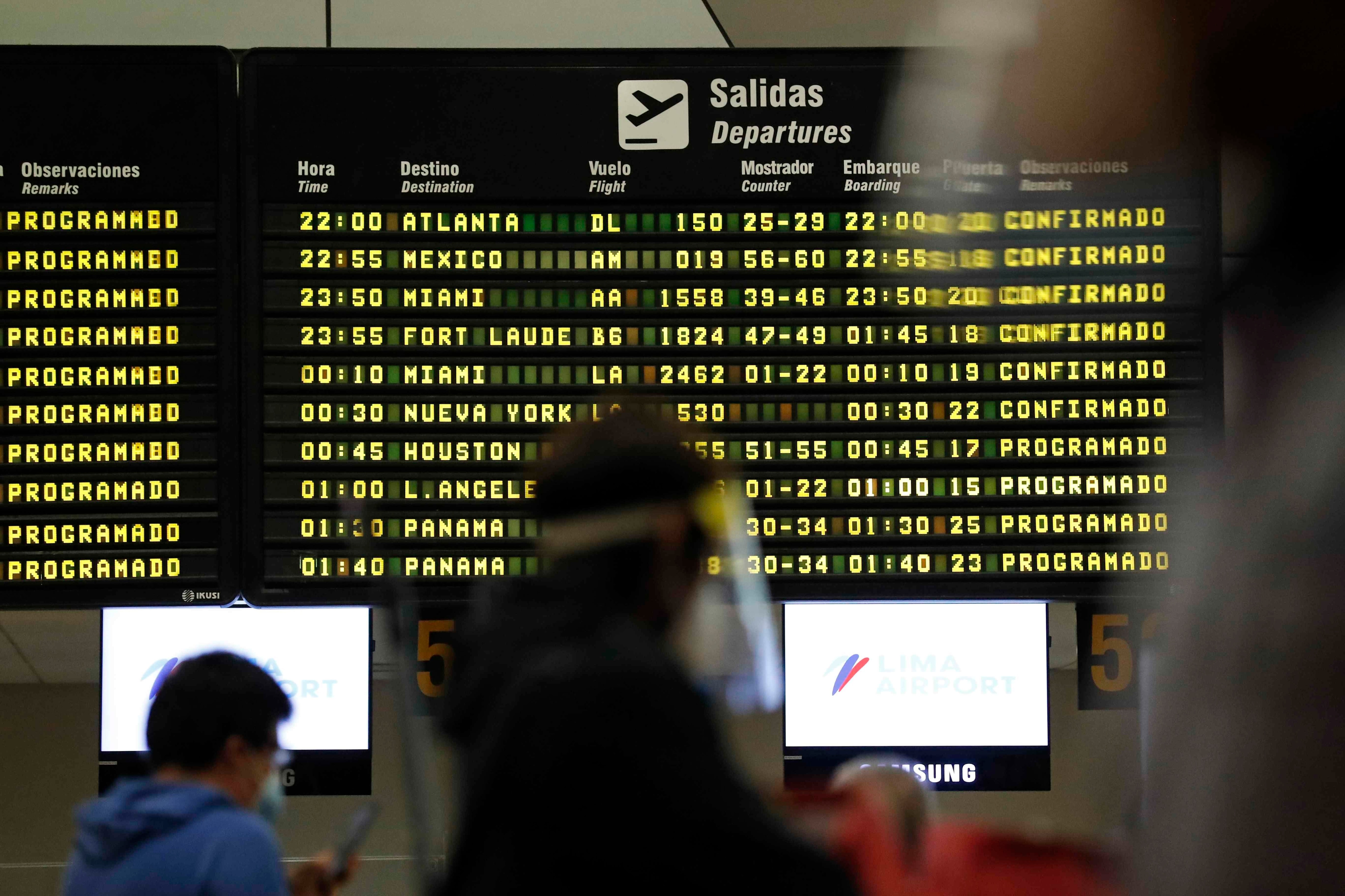 Fotografía de un tablero con la información de la salida de vuelos en el aeropuerto internacional Jorge Chávez en Lima (Perú). EFE/ Paolo Aguilar/Archivo 