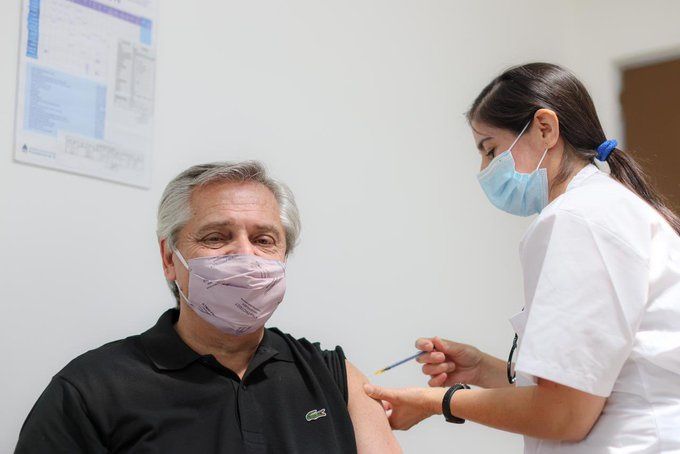 El presidente de Argentina, Alberto Fernández, fue el primer mandatario en aplicarse la vacuna rusa contra la COVID-19. (TWITTER @ALFERDEZ) 