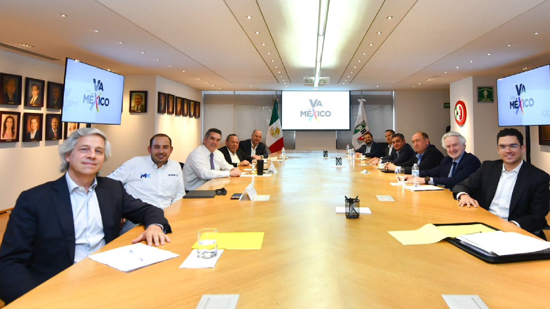 Los líderes del PRI, PAN y PRD se reunieron con Claudio X. González y Gustavo de Hoyos (Foto: Twitter / @alitomorenoc)