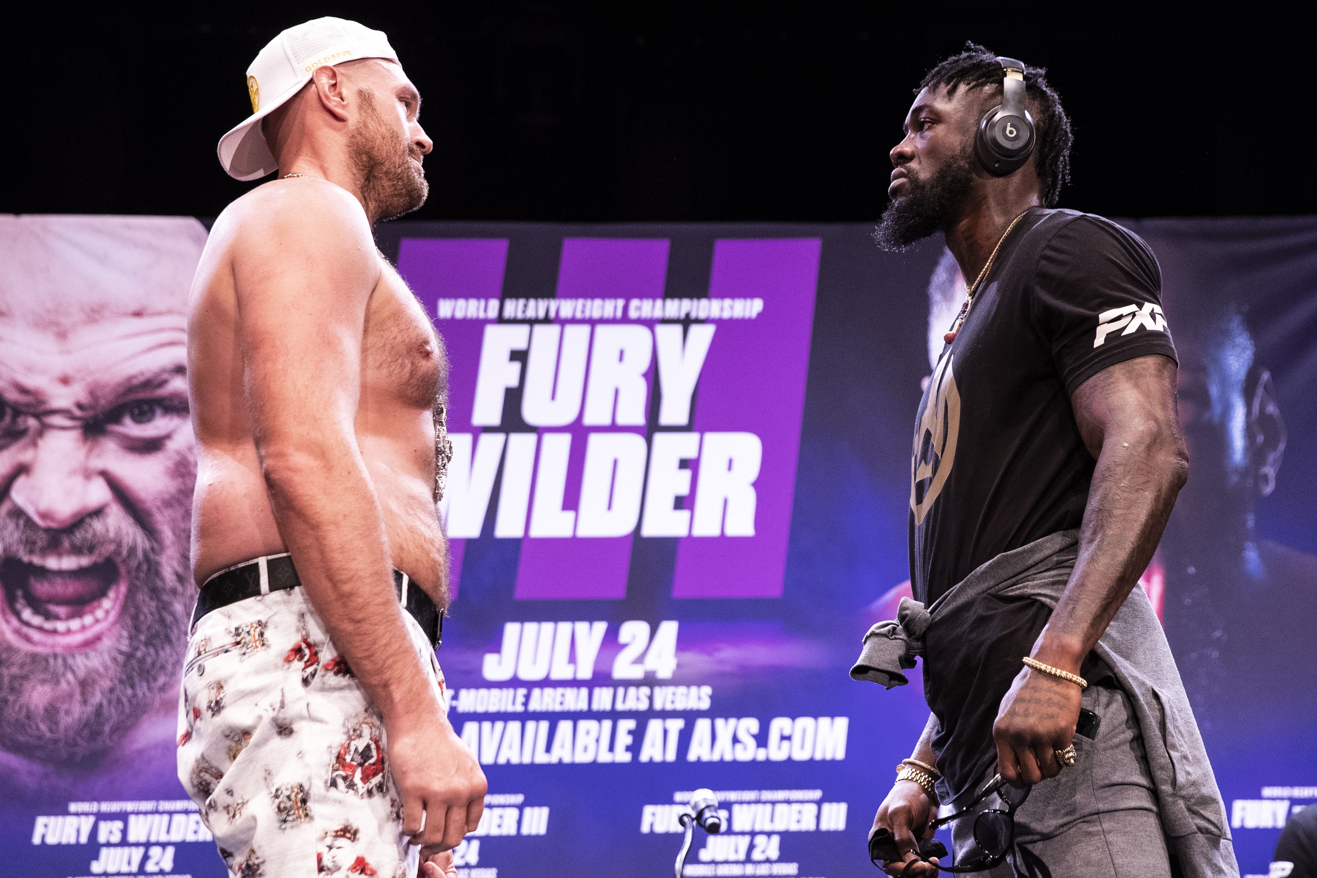Tyson Fury expone su cinturón ante Deontay Wilder en una de las mejores peleas del año (Foto: EFE) 