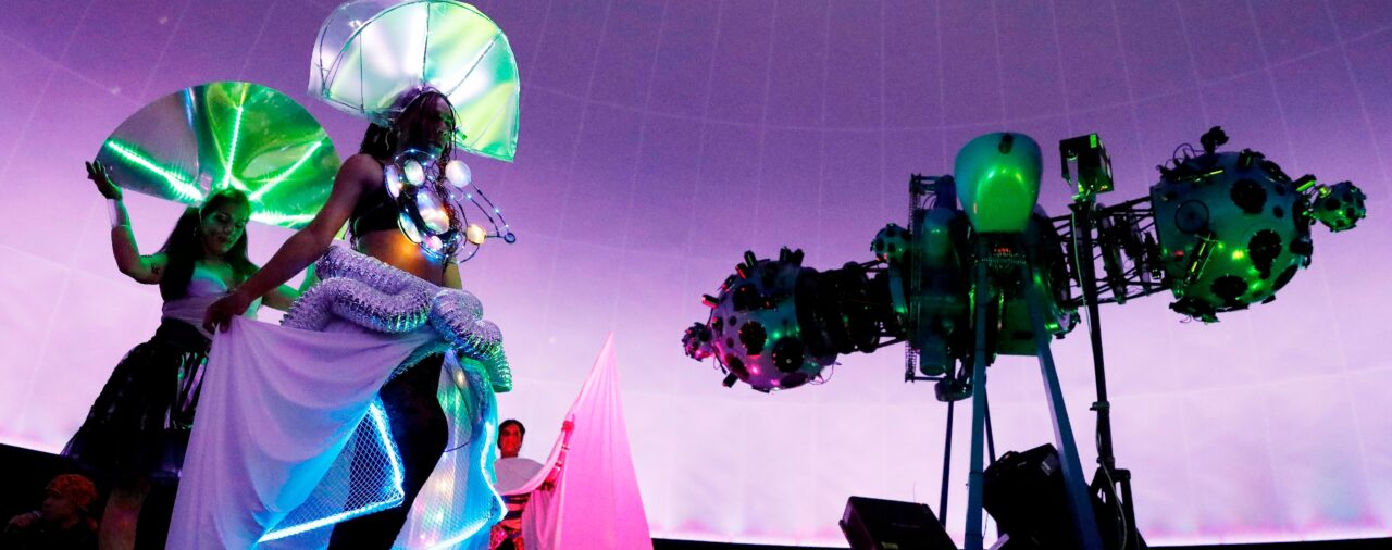 Viaje a un planeta transgénero desde un escenario de Bogotá