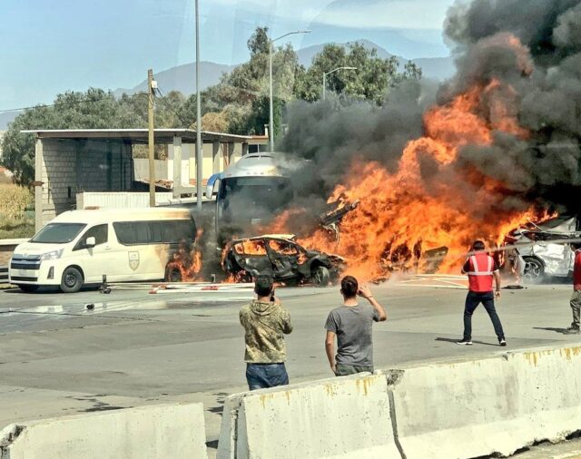 Accidente múltiple en la autopista México-Puebla dejó 15 muertos y un auto incendiado