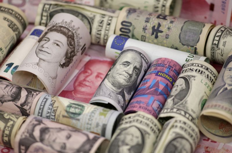 Imagen de archivo ilustrativa de billetes de euros, dólares hongkoneses, dólares estadounidenses, yenes japoneses, libras esterlinas y yuanes chinos tomada el 21 de enero, 2016. REUTERS/Jason Lee/Ilustración/Archivo