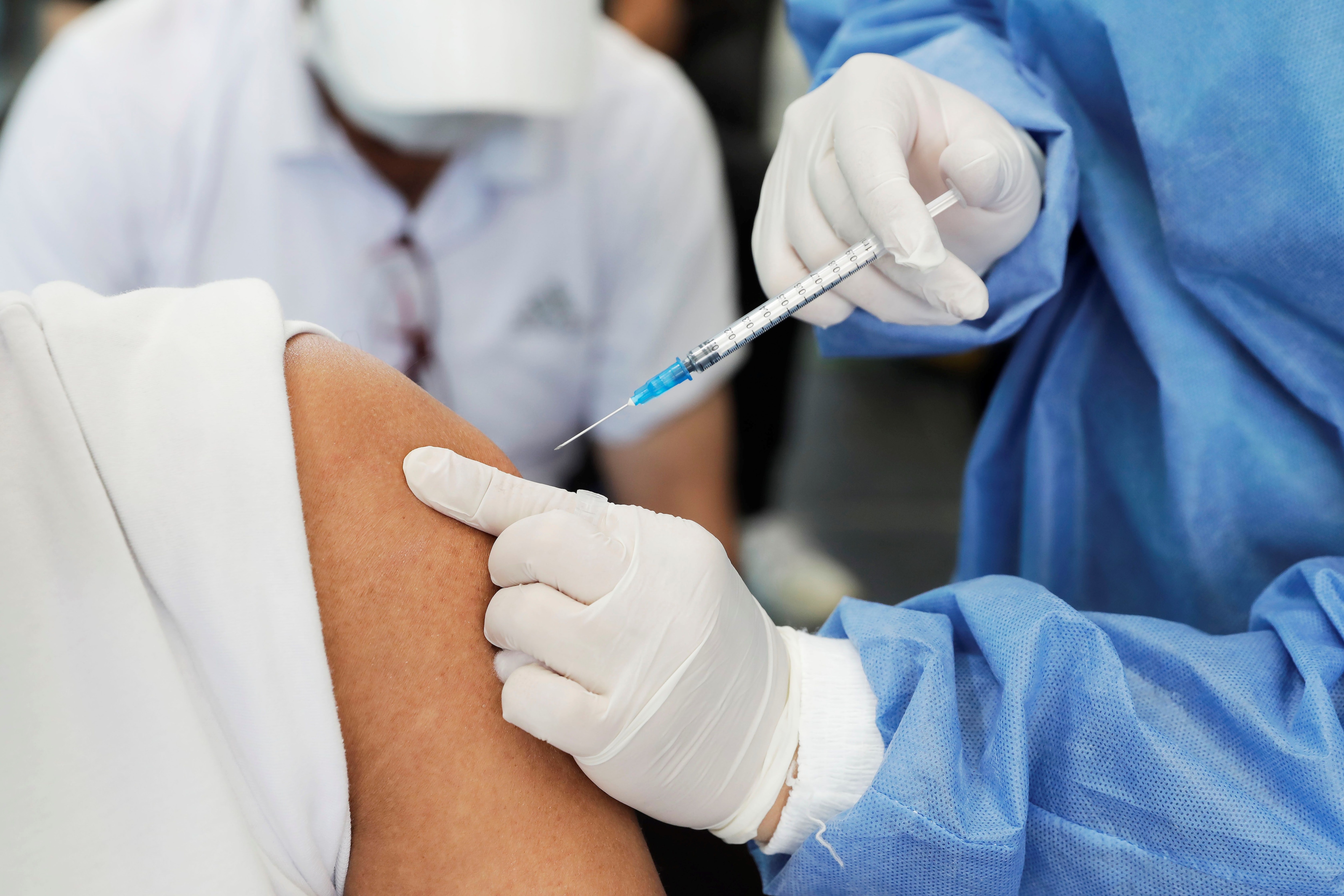 Una enfermera pone una vacuna, en una imagen de archivo. EFE/ Carlos Ortega 