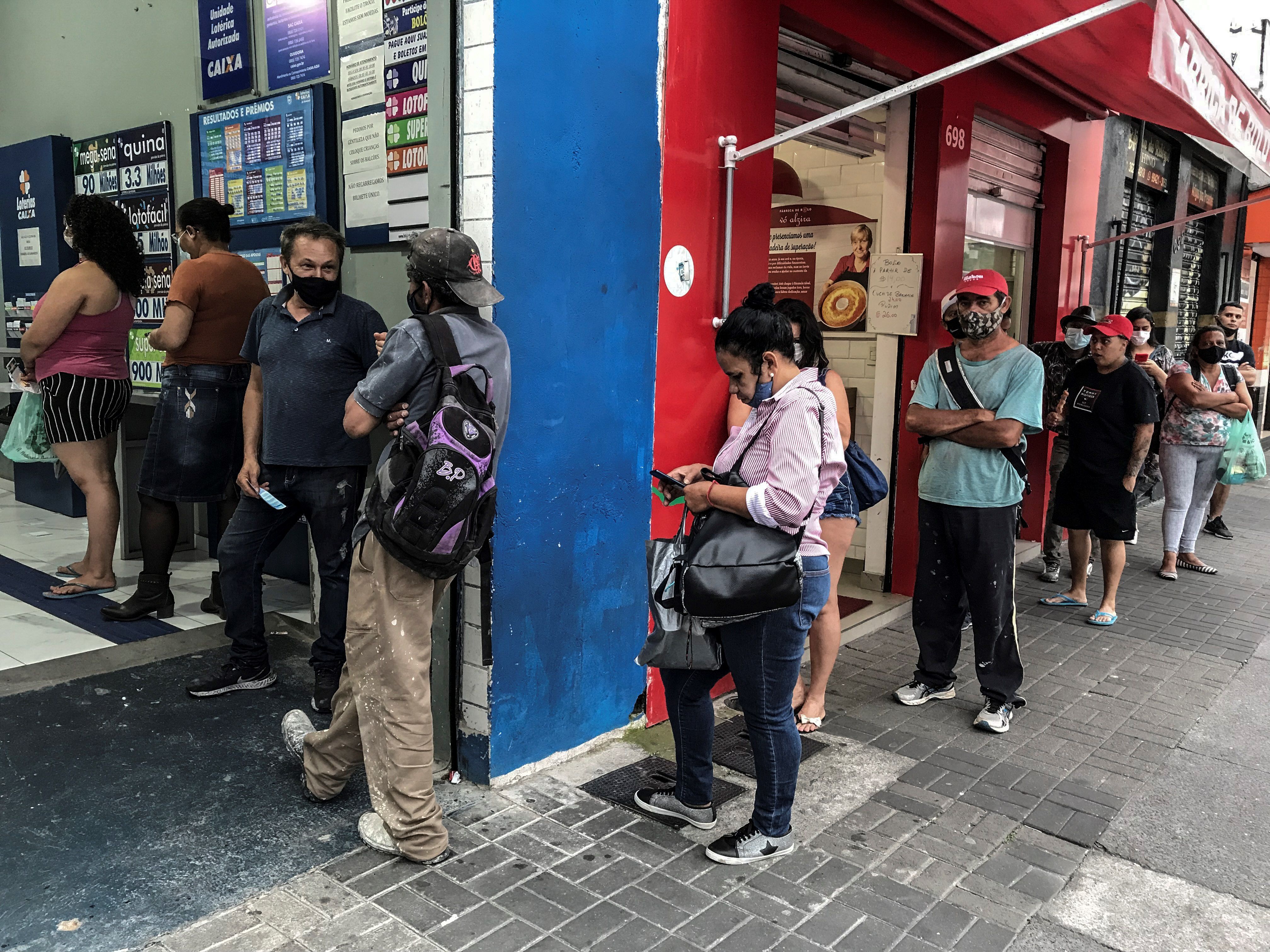 Fotografía de archivo de varias personas mientras esperan para ingresar a un establecimiento en Sao Paulo (Brasil). EFE/ Sebastiao Moreira 