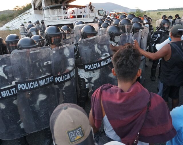 Caravana migrante se enfrenta a la Guardia Nacional y avanza en sur de México