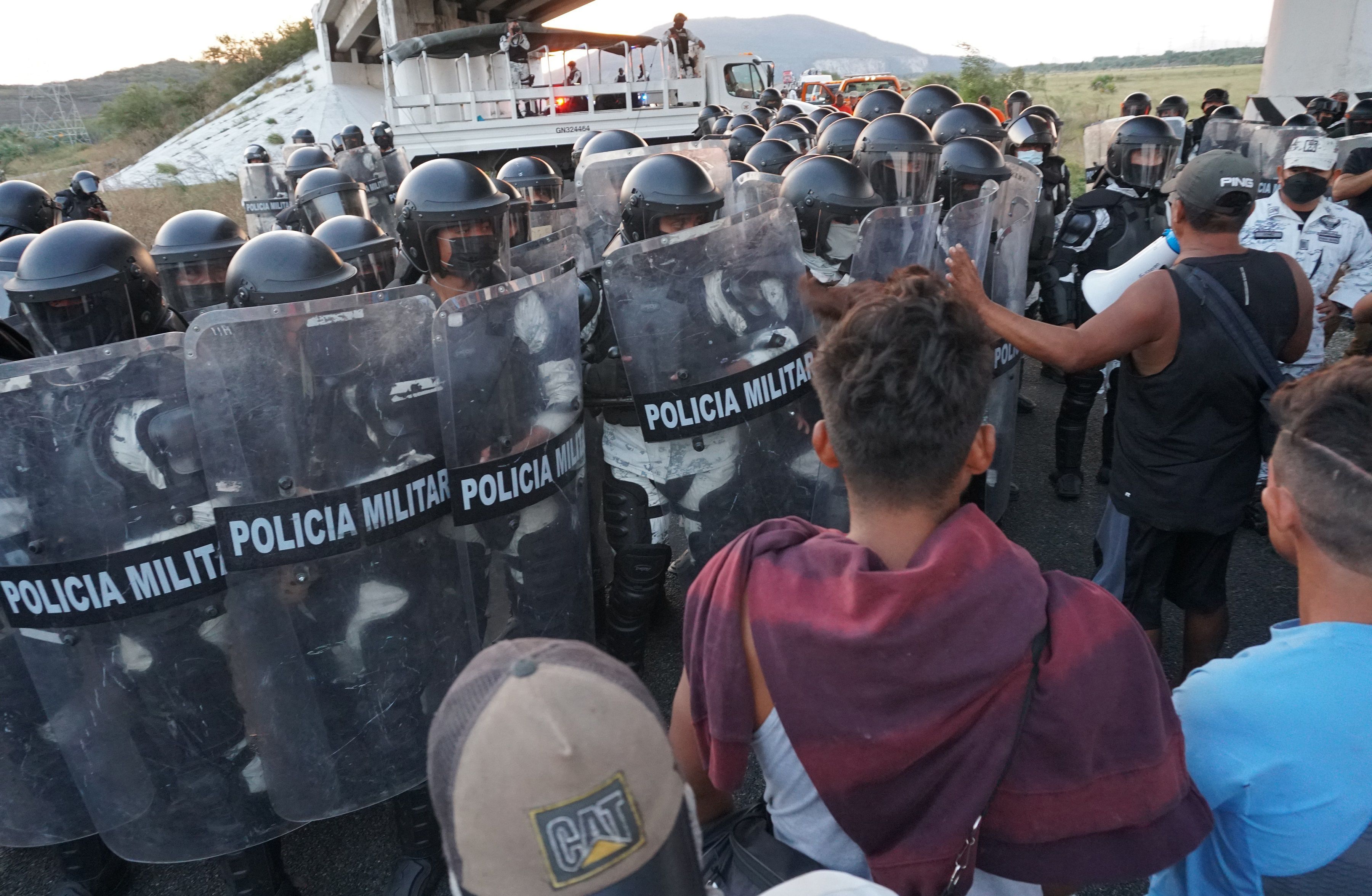 Migrantes centroamericanos, dialogan con La Guardia Nacional este viernes en la comunidad de La Ventosa en el estado de Oaxaca (México). EFE/Daniel Ricardez 