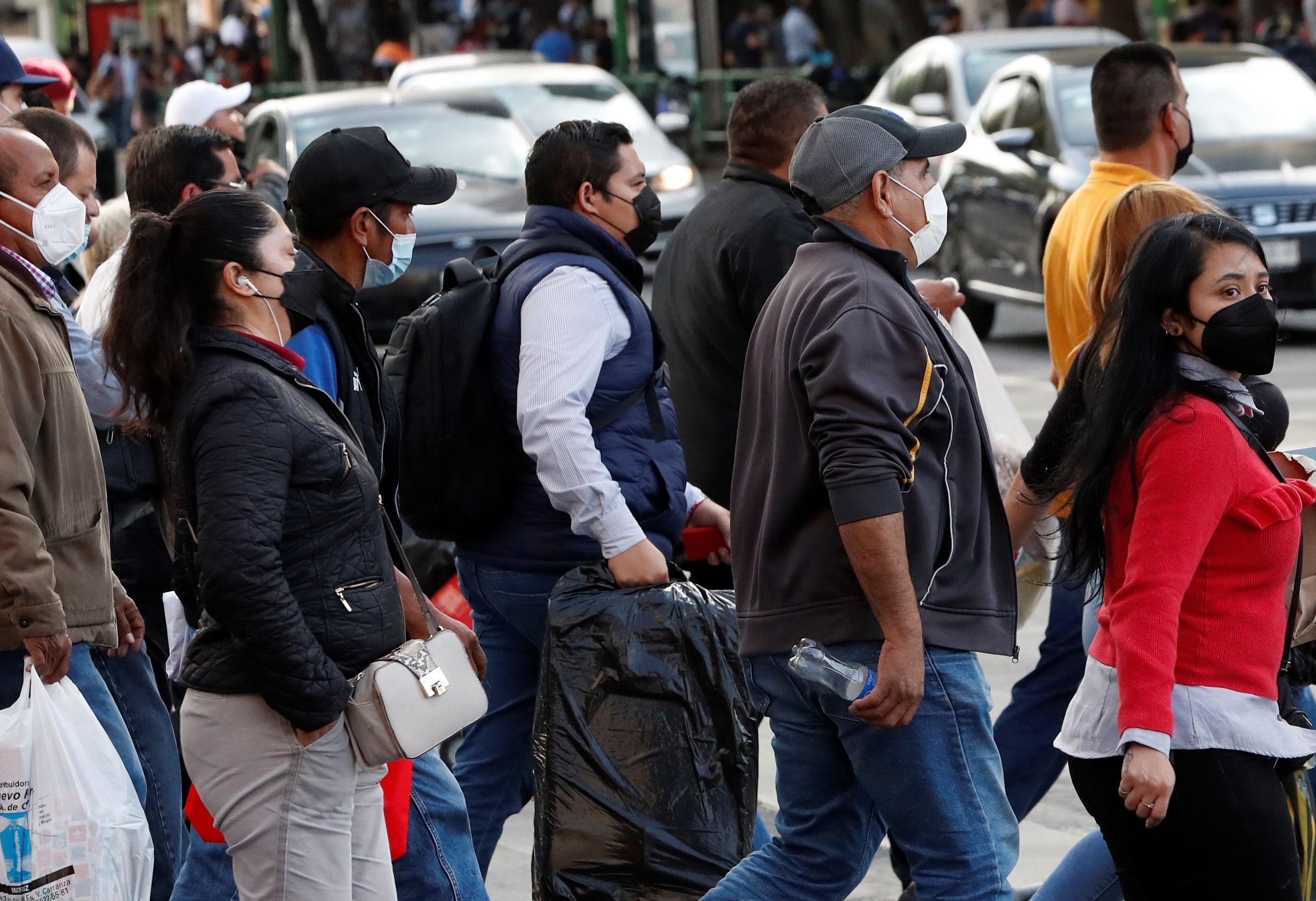 Un grupo de personas con cubrebocas caminan por las calles del Centro Histórico de la Ciudad de México (Foto: EFE/Mario Guzmán)