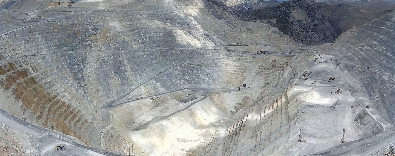 Economía.- Las acciones de la minera Hochschild caen más de un 30% tras anunciar Perú el cierre de dos de sus minas