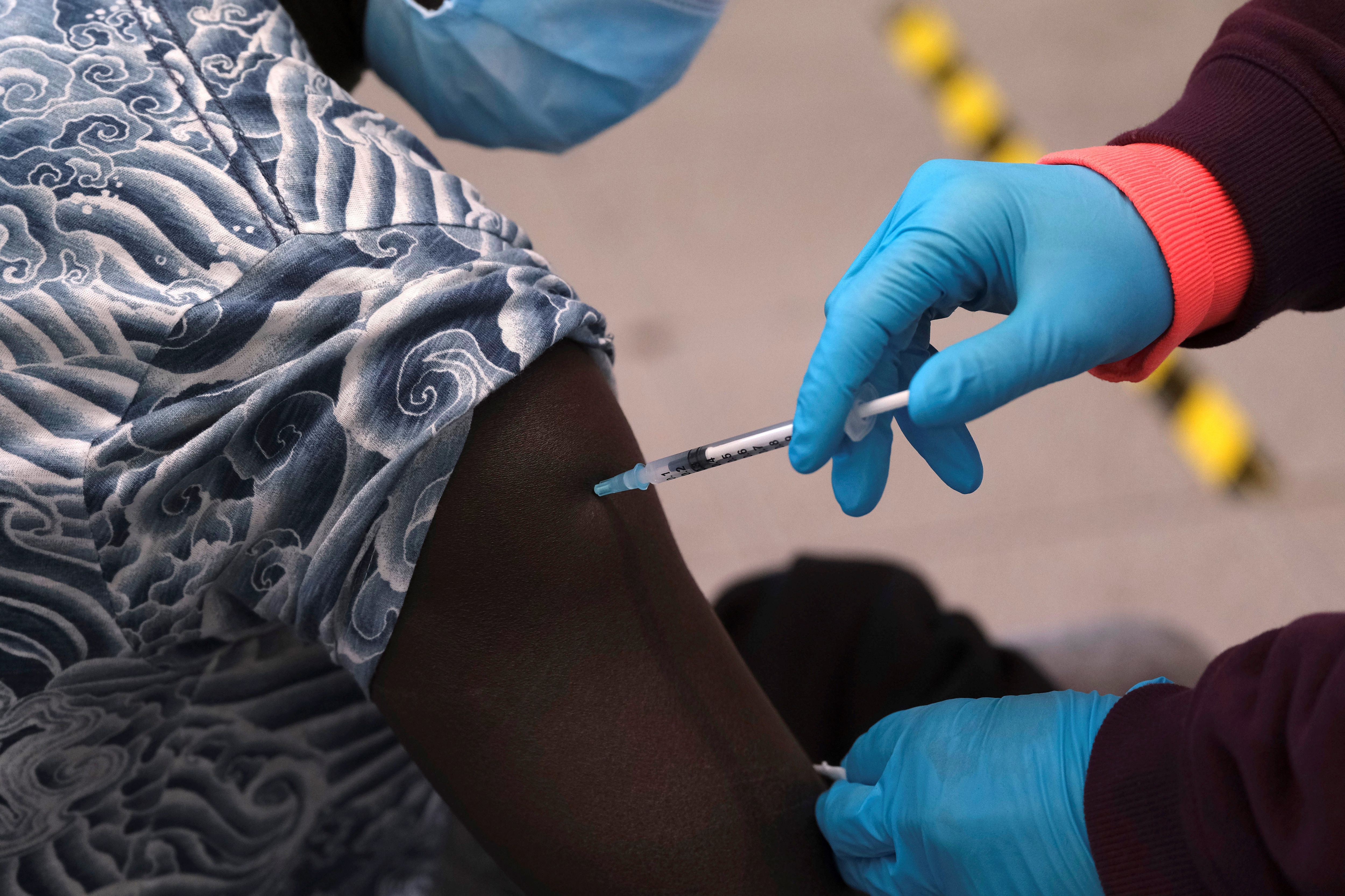 Una mujer recibe una dosis de la vacuna de Moderna durante una jornada especial de vacunación de refuerzo contra la covid-19 para menores de 65, en Gijón, España. EFE/ Paco Paredes 