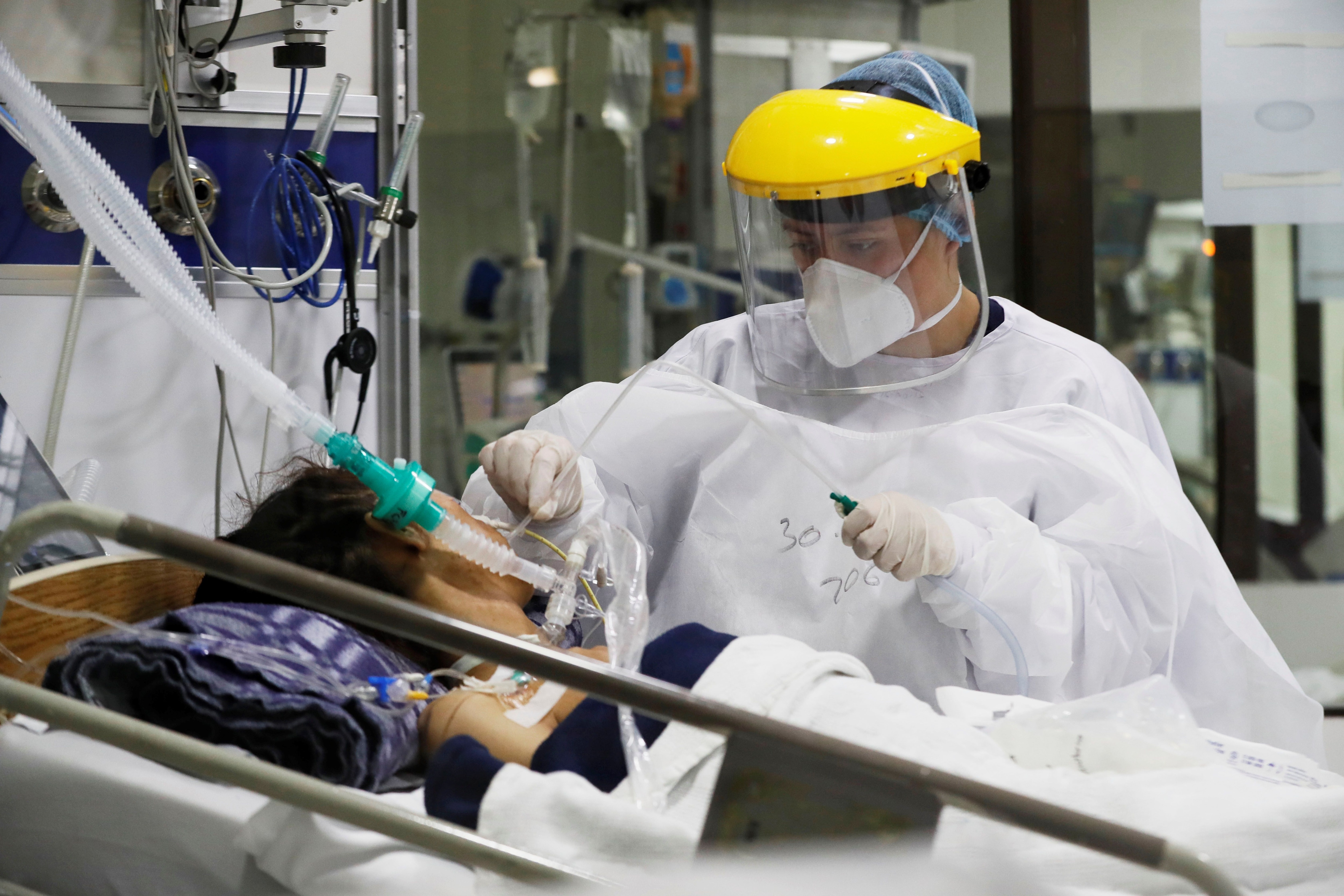 Personal médico trabaja en una unidad de cuidados intensivos. EFE/Carlos Ortega 