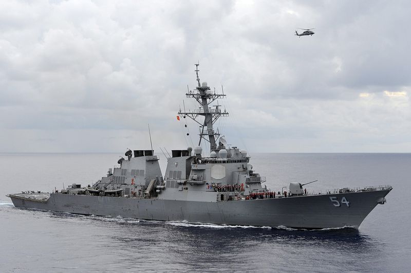El destructor de misiles guiados de la Marina de Estados Unidos USS Curtis Wilbur patrulla en el Mar de Filipinas (REUTERS/U.S. Navy/Declan Barnes)