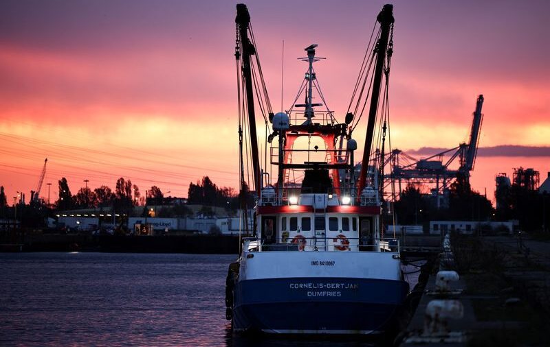El pesquero británico interceptado sigue en Francia, según propietario