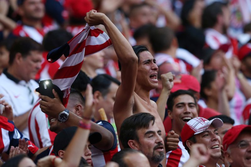 Foto de archivo de aficionados del Guadalajara en partido del torneo mexicano. Estadio Omnilife, Guadalajara, México. 28 de mayo de 2017.
REUTERS/Edgard Garrido