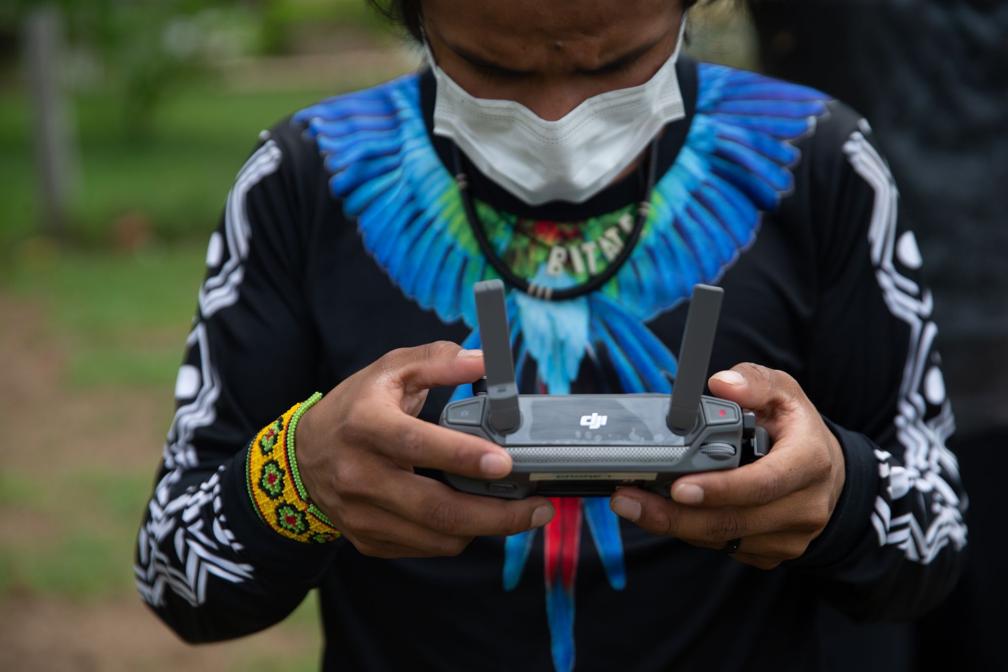 ARCHIVO - Bitaté Uru Eu Wau Wau, integrante de la etnia indígena de los Uru Eu Wau Wau, maneja un dron en el marco del curso impartido por las ONG Asociación de Defensa Etnoambiental Kanindé y WWF. Foto: Fernando Souza/dpa