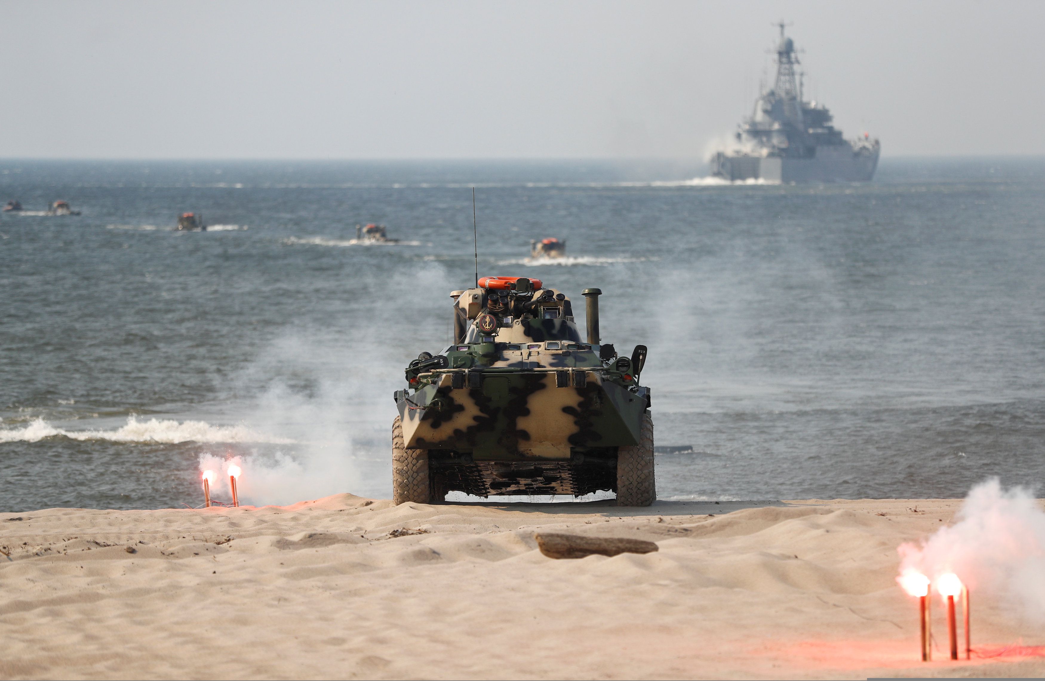Un vehículo blindado BTR-82A durante ejercicios militares organizados por las fuerzas de la Flota del Báltico de la Armada rusa en el campo de tiro de Khmelevka en la costa del Mar Báltico en la región de Kaliningrado, en 2019 (REUTERS/Vitaly Nevar)