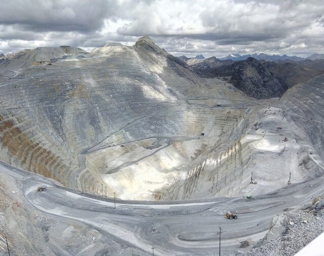 Perú.- Las acciones de la minera Hochschild caen más de un 30% tras anunciar Perú el cierre de dos de sus minas
