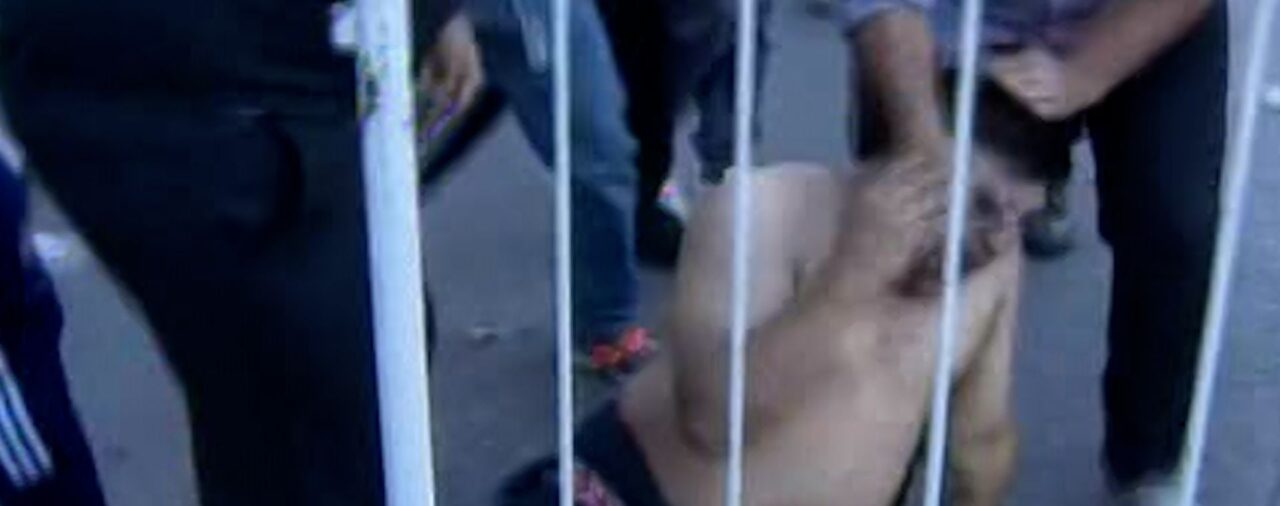 Video: un presunto ladrón fue brutalmente golpeado en la previa del acto del Frente de Todos