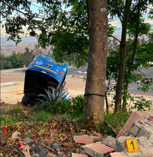 Accidente de bus SITP en Cuidad Bolívar (Bogotá), en la madrugada de este jueves. Foto: LA FM
