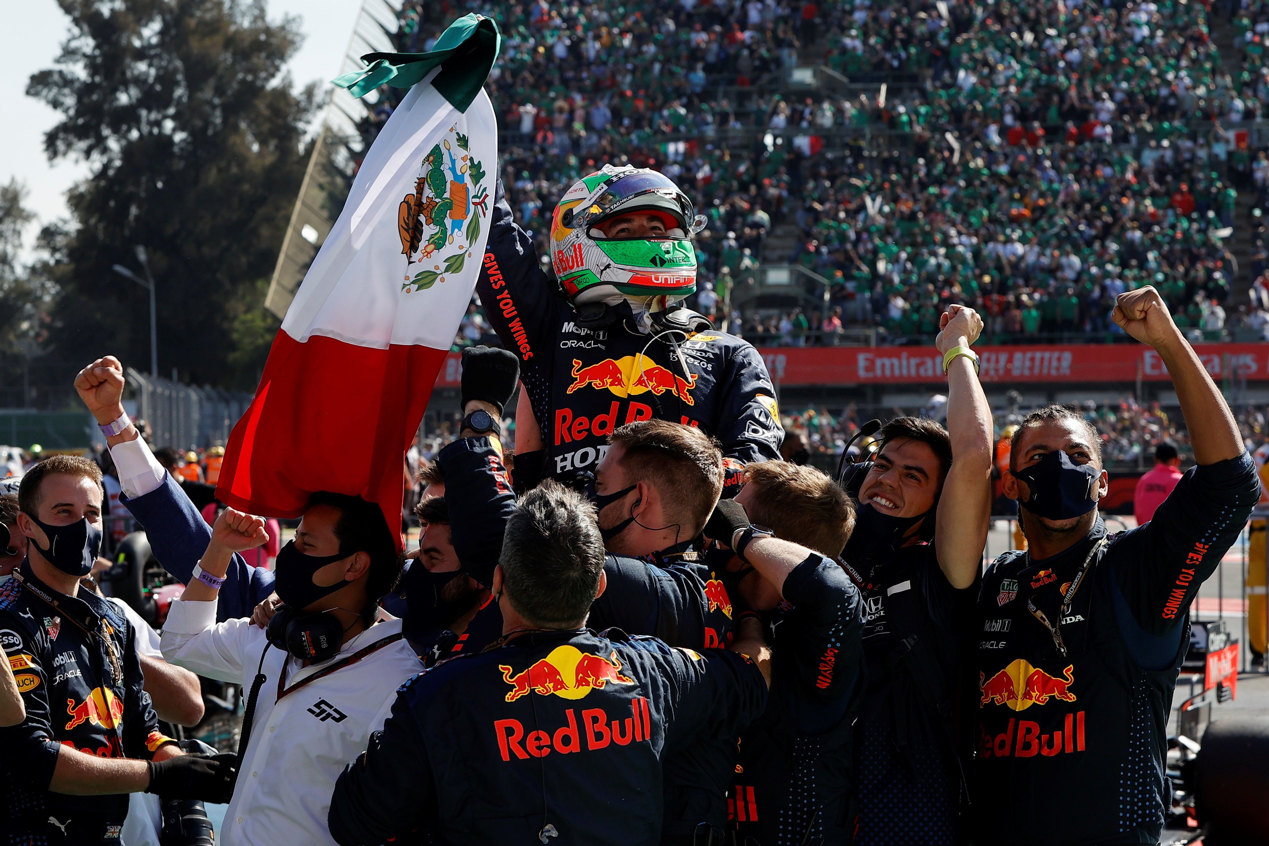El mexicano Sergio Perez celebra el podio en el Gran Premio de Fórmula Uno de México que se realizó en el Autódromo Hermanos Rodríguez en Ciudad de México (México). EFE/ José Méndez 